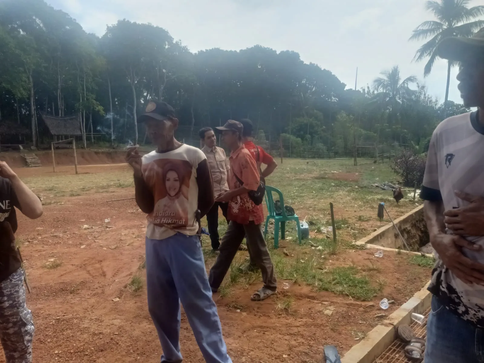 Gotong Royong: Membersihkan Lapangan Desa Pada Suka