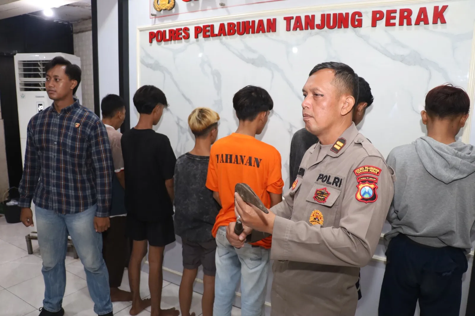 TIM Gabungan Polres Tanjung Perak Amankan 6 Remaja Kelompok Gangster Team Error Surabaya (TES)