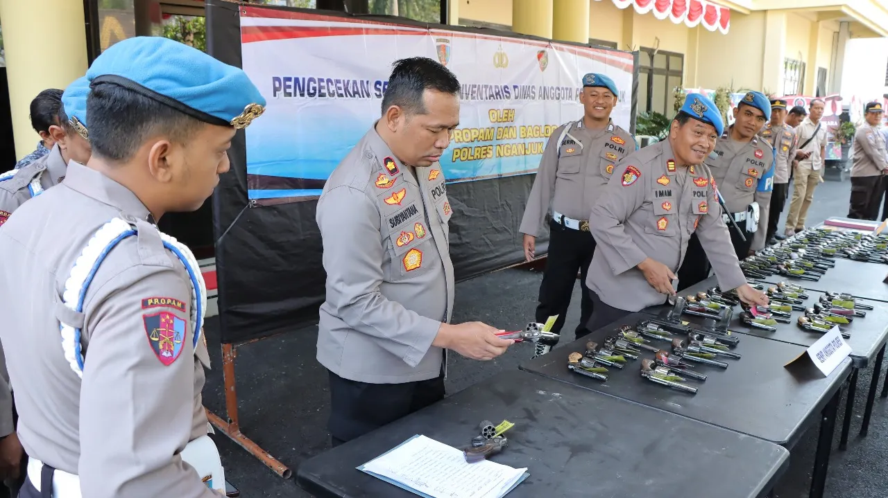 Sipropam Polres Nganjuk Gelar Pemeriksaan Berkala Senjata Api Laras Pendek Organik dan Amunisi