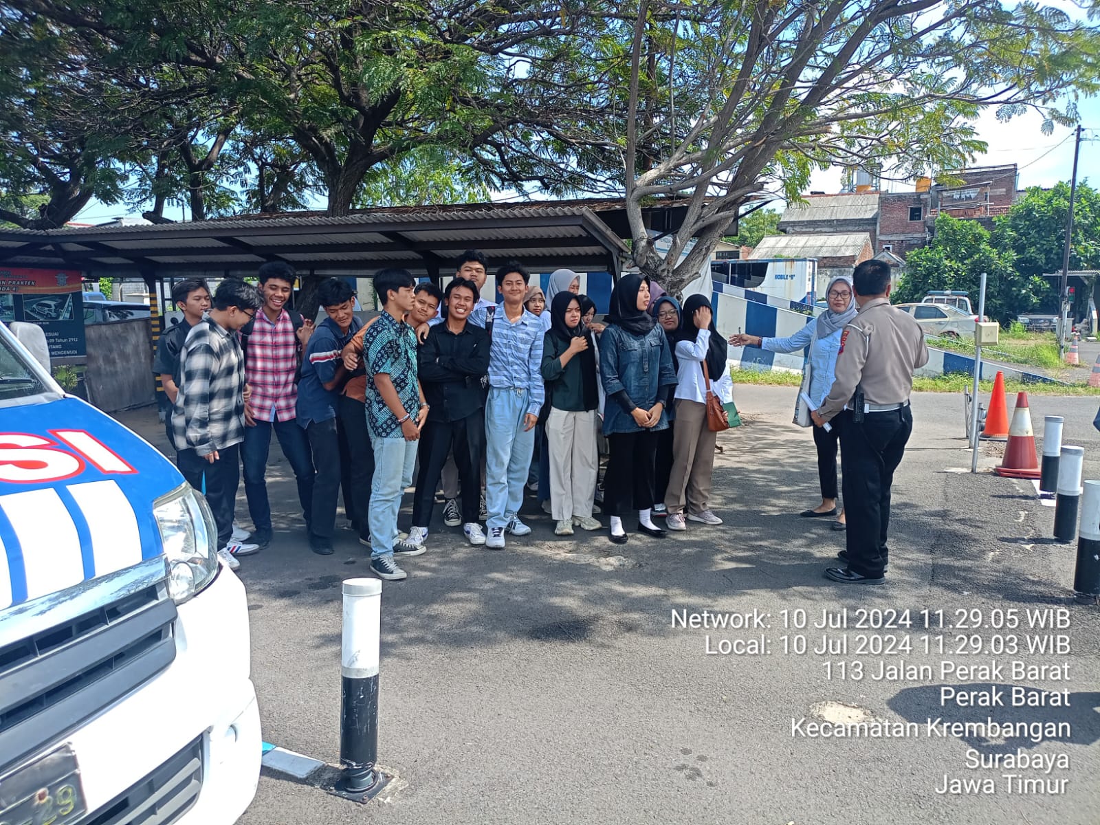 Tata Cara Praktek Ujian SIM Kepada Siswa SMA Negeri 17 Surabaya Petugas Satpas Colombo Berikan Arahan