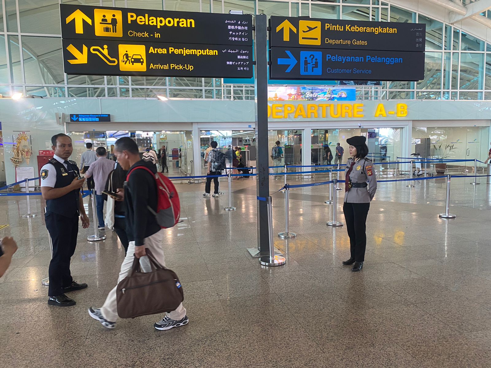 Polres Bandara Ngurah Rai Pengamanan Penumpang di Terminal International