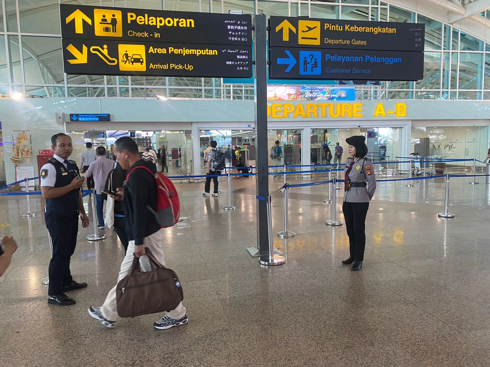 Polres Bandara Ngurah Rai Pengamanan Penumpang di Terminal International