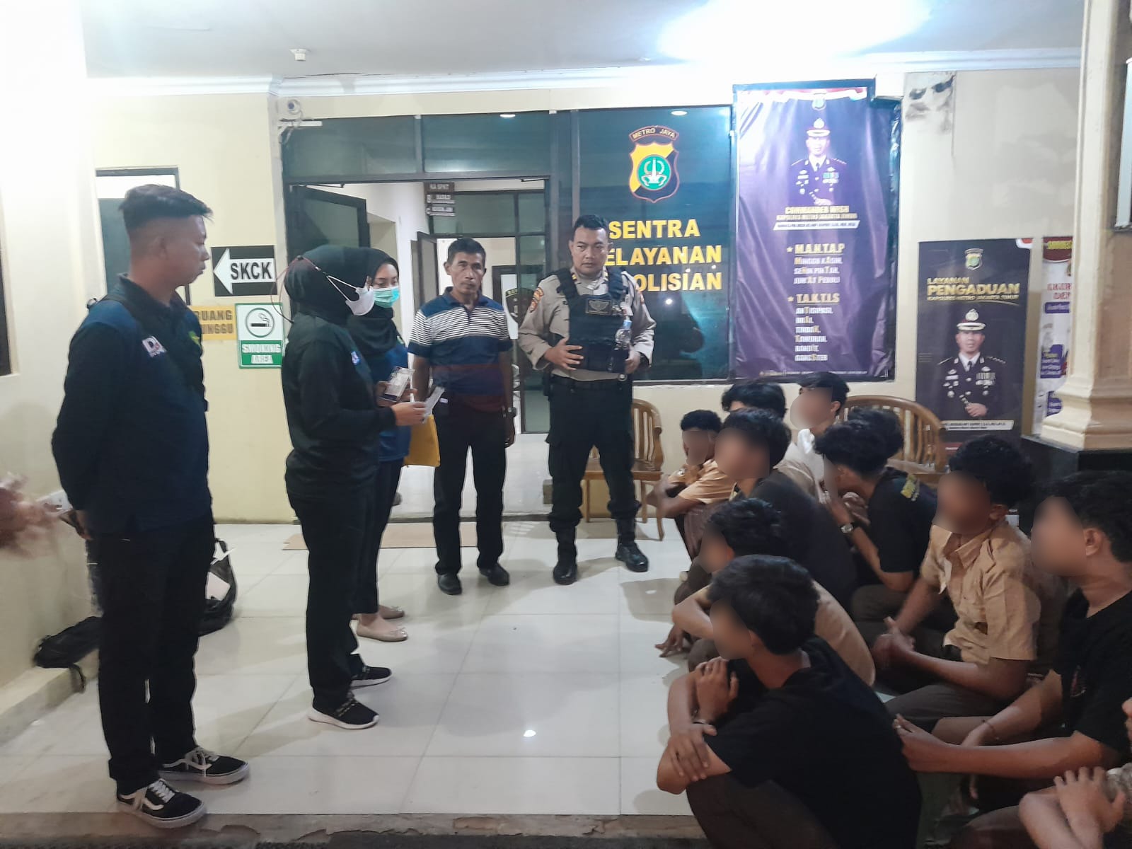 Polisi Lakukan Pemeriksaan Urine Terhadap Siswa PGRI 1 Halim Perdanakusuma Yang Tertangkap Hendak Tawuran di Kawasan Kampung Melayu