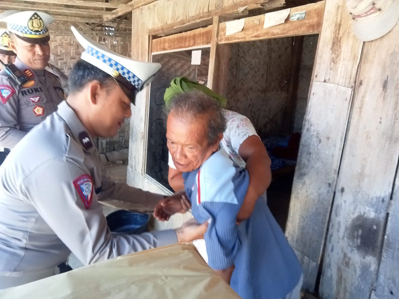 Bentuk Peduli Satlantas Polres Sampang ke Bapak Pekong, Menderita Lumpuh dan Kurang Mampu