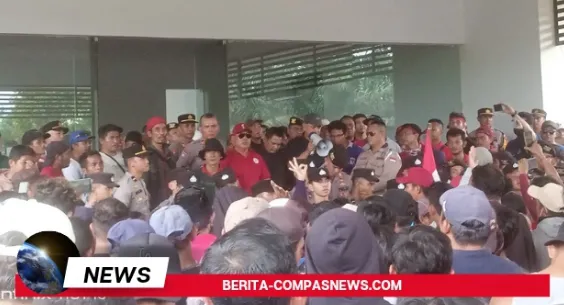 Aksi Demo Menuntut Hak Normatif Aliansi Buruh Sambas Bengkayang ABSB
