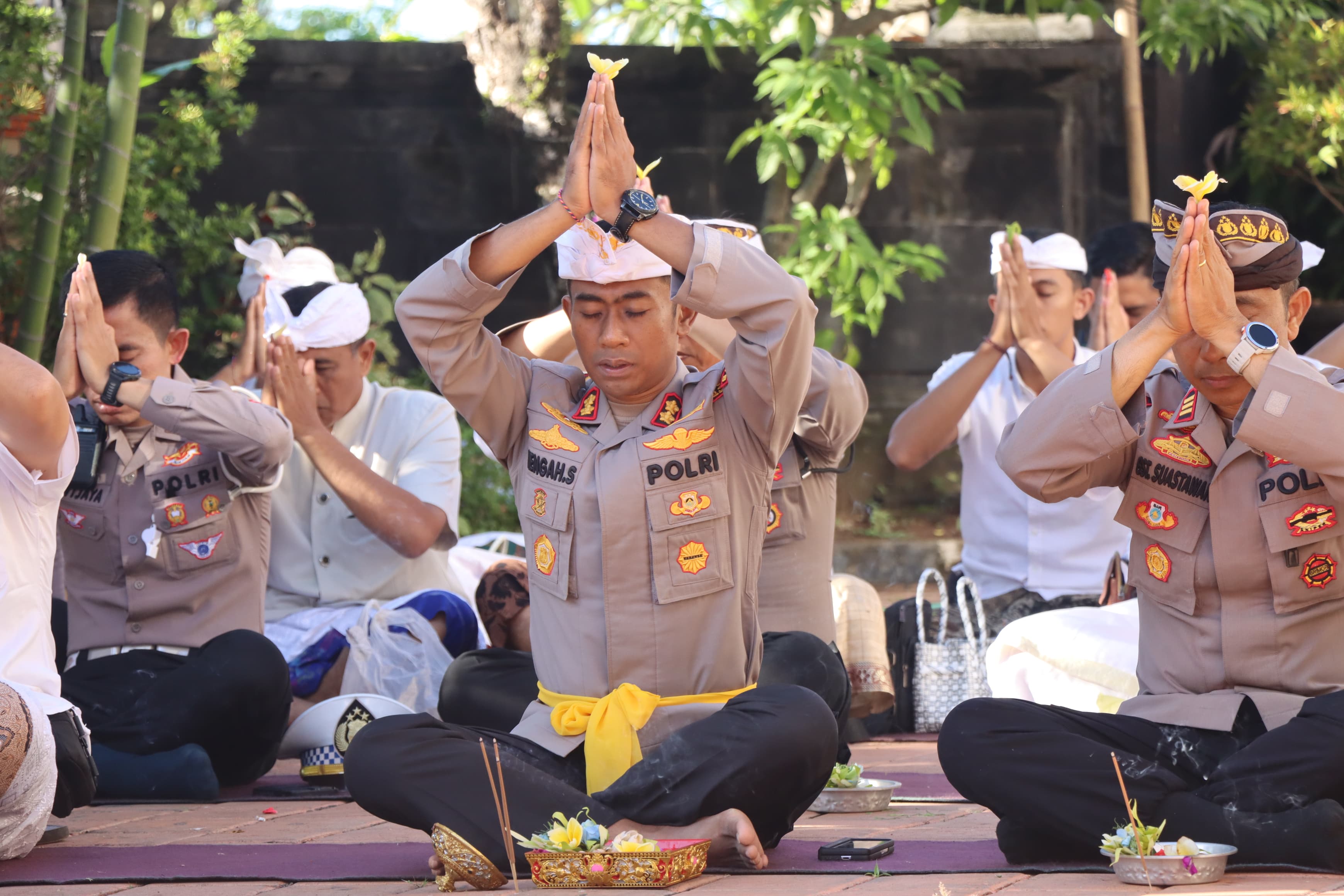 Kapolres Karangasem Mengikuti Persembahyangan Hari Raya Saraswati di Pura Padmasana Giri Buana
