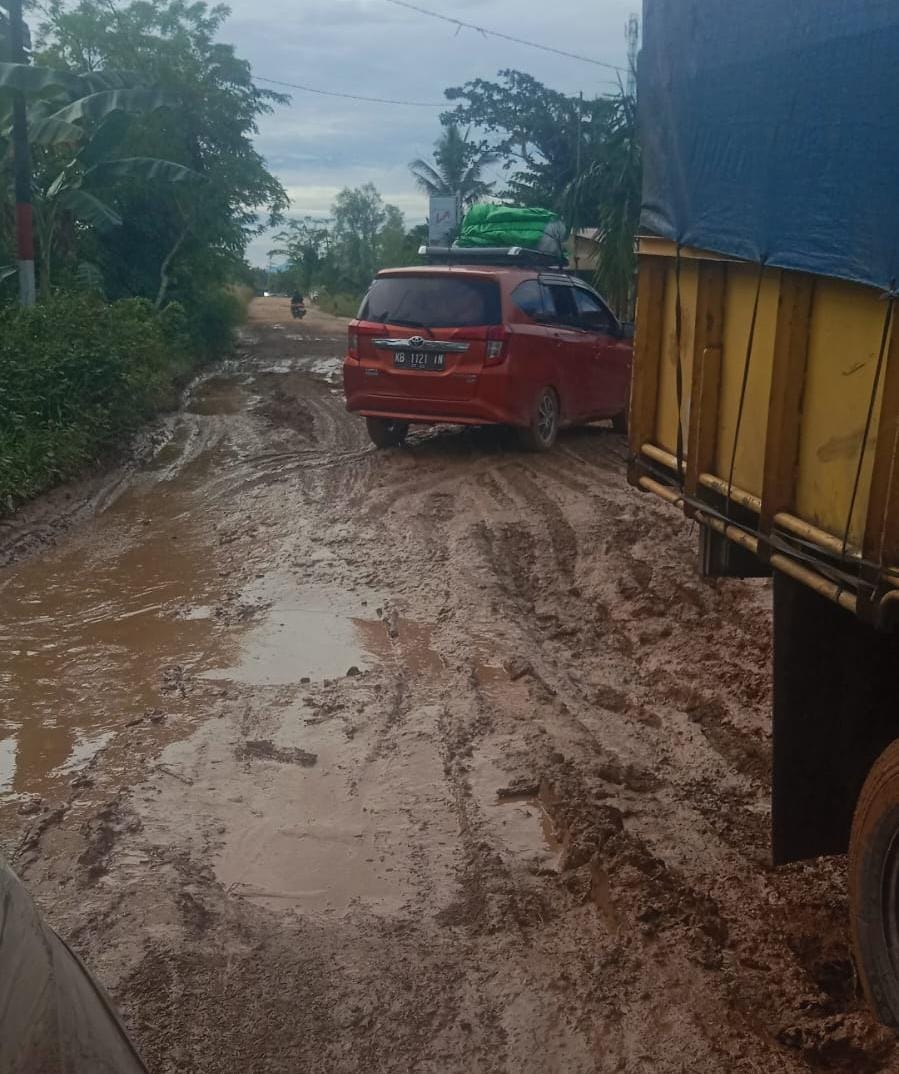 Warga Kayong Utara Sesalkan Proyek Jalan 18 Milyar Hanya Cukup Beli Mencalok