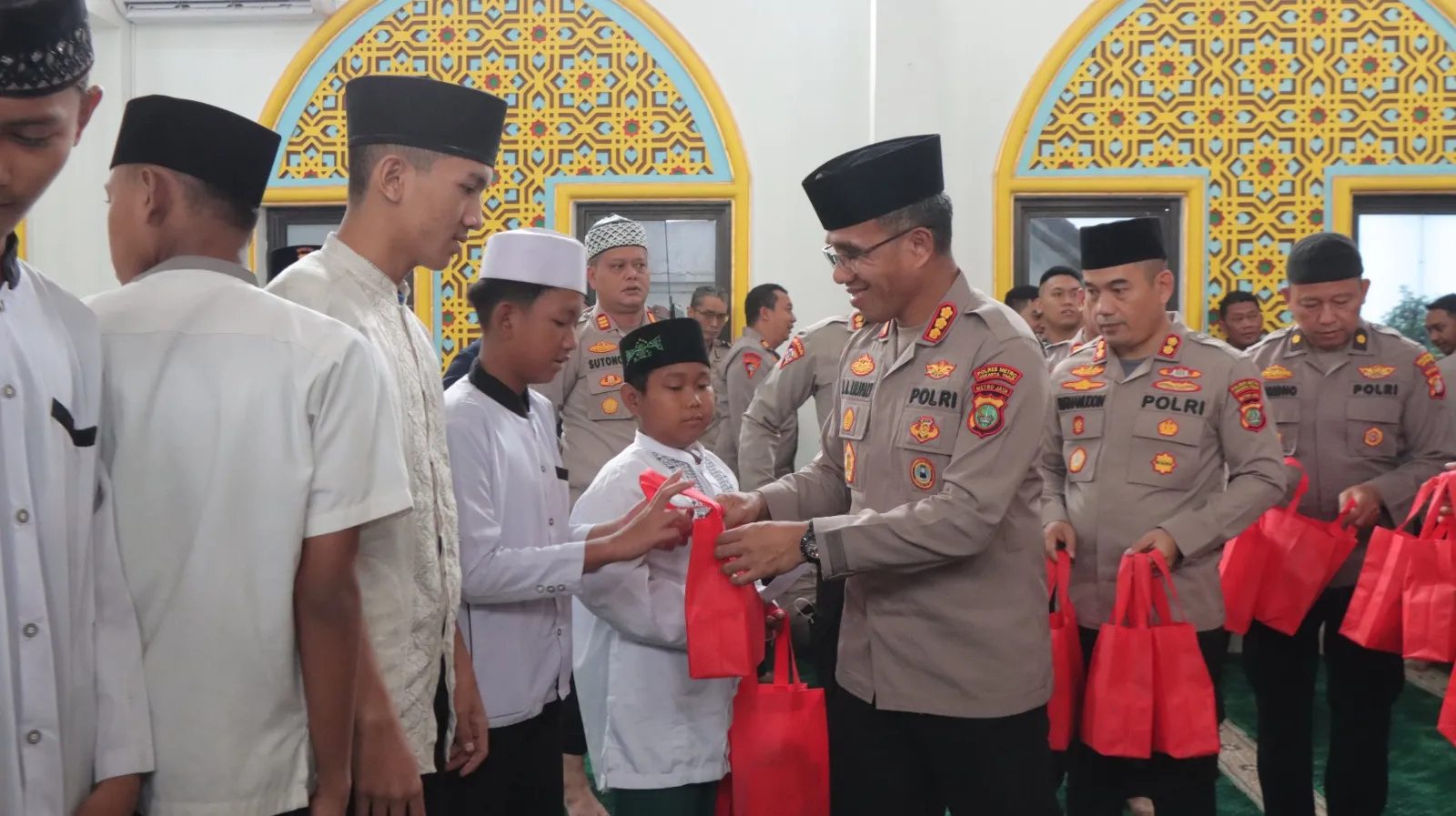 Polres Metro Jakarta Timur Gelar Doa Bersama dan Santunan Anak Yatim Memperingati Tahun Baru Islam 1446 H