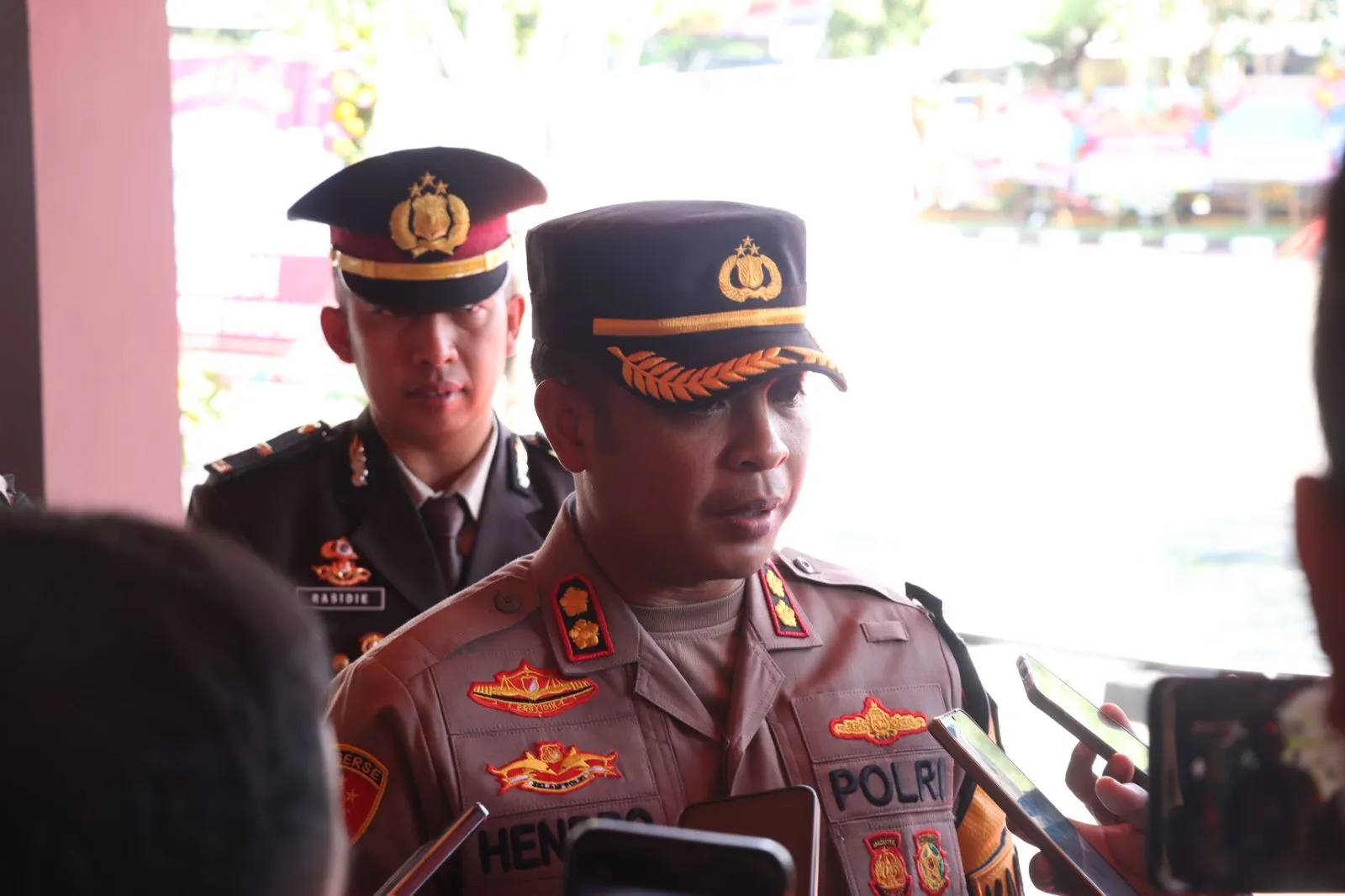 Prosesi Pedang Pora Warnai Tradisi Pisah Sambut Kapolres Sampang