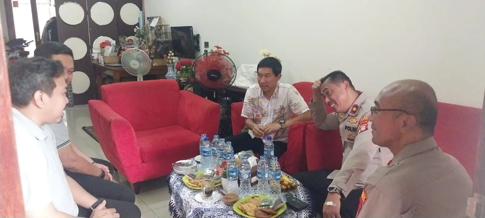 Sambang Kamtibmas, Kapolsek Matraman Kunjungi Kediaman Anggota DPR RI Dwi Rio Sambodo