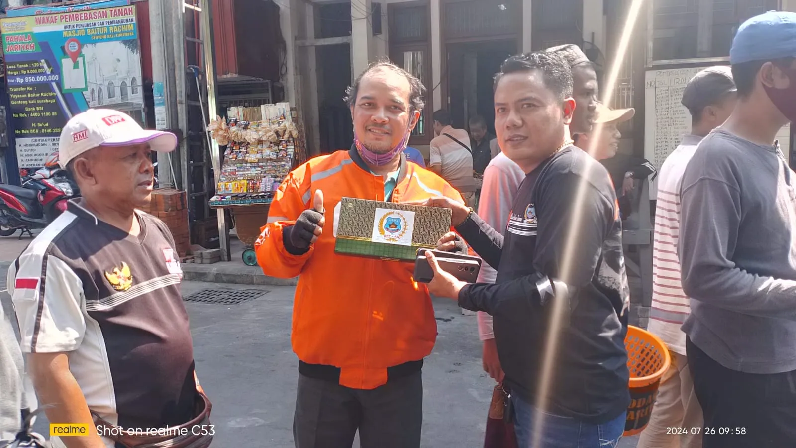 Jum'at Berkah AMI Bagikan Ratusan Sarung Gratis Untuk Umat Muslim