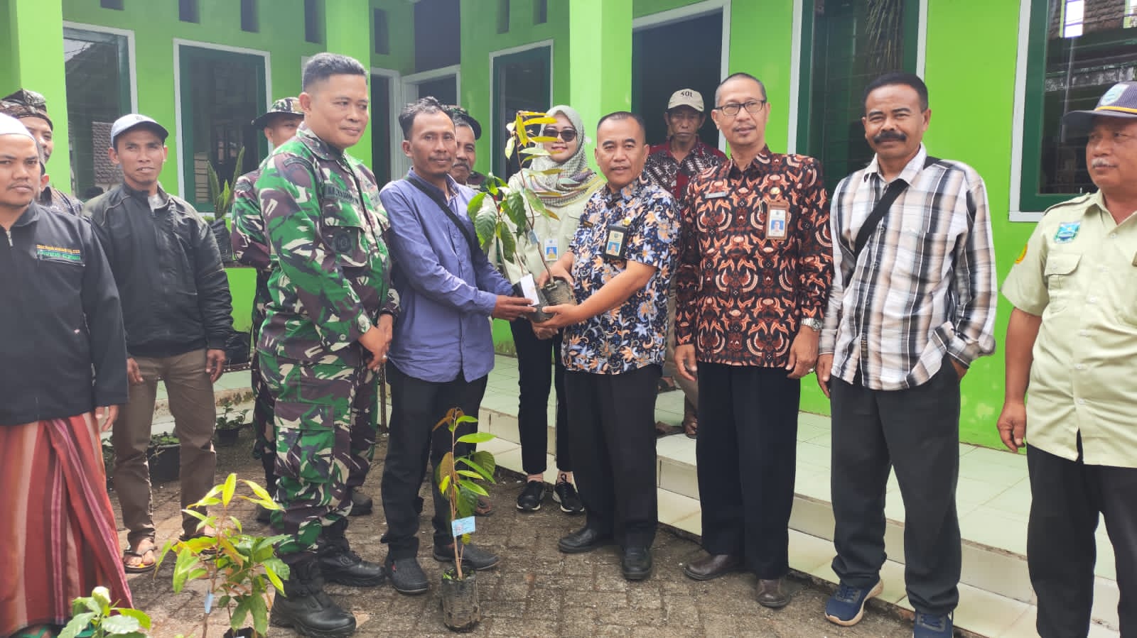 TMMD ke 121 Kodim Probolinggo, Petani Terima Bantuan Bibit