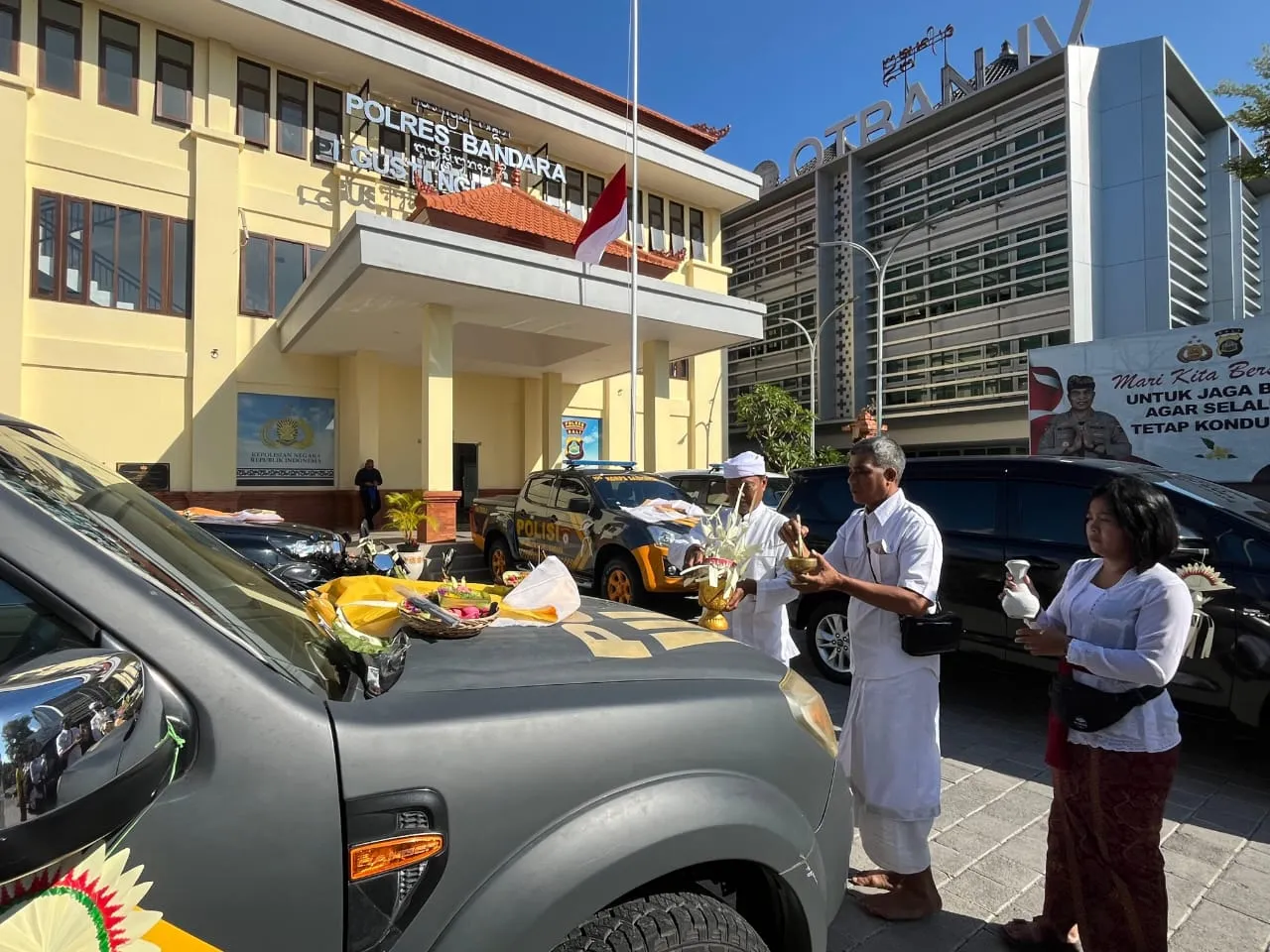 Polres Bandara Ngurah Rai Gelar Persembahyangan Hari Raya Tumpek Landep