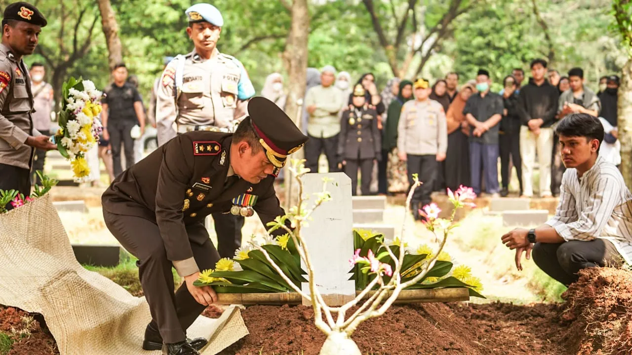 Wakapolres Metro Jakarta Timur Pimpin Upacara Pemakaman Anggota Polri
