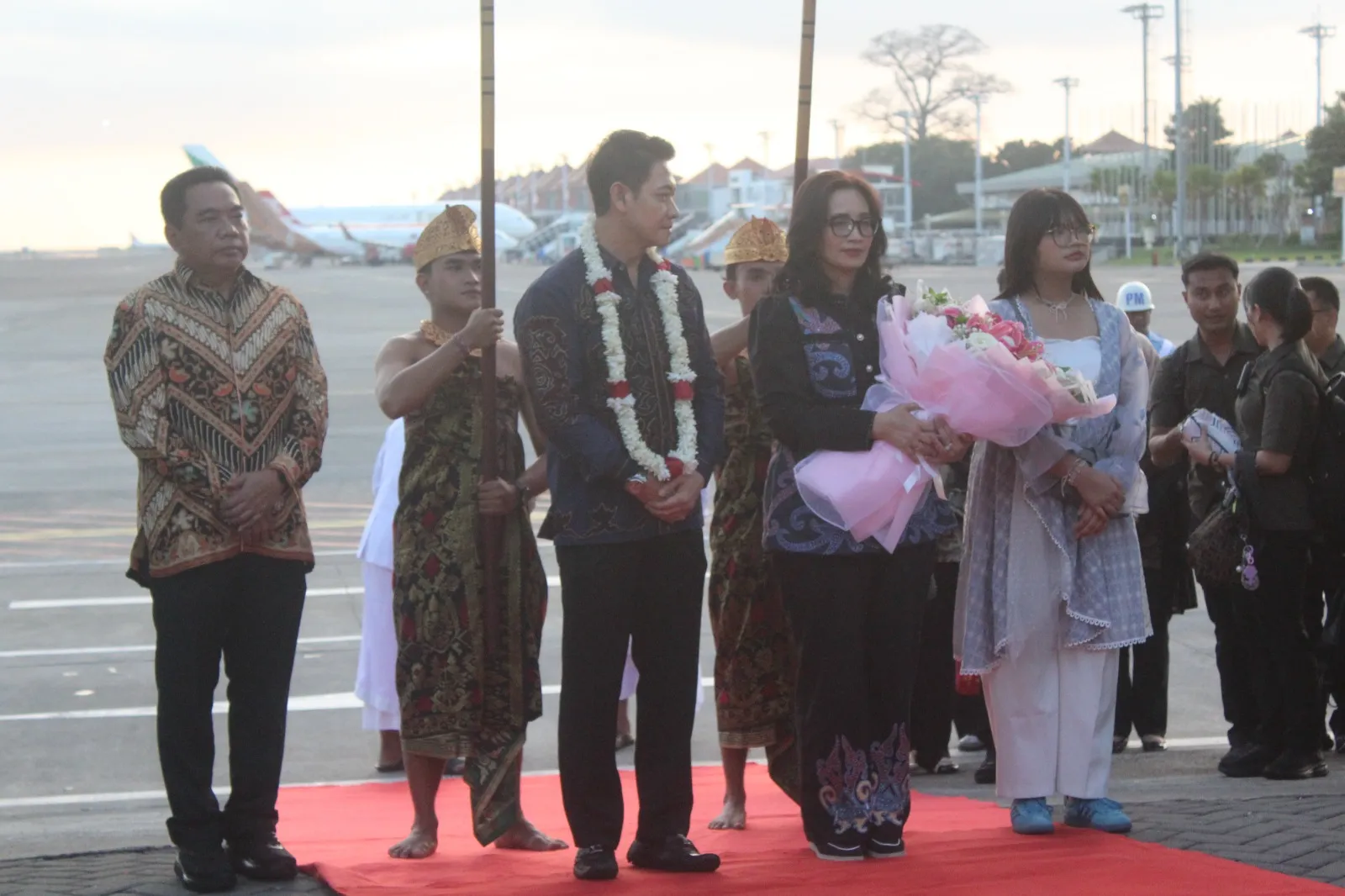 Saat Tiba di Base Ops Lanud Ngurah Rai Kapolda Bali Disambut Tari Pendet