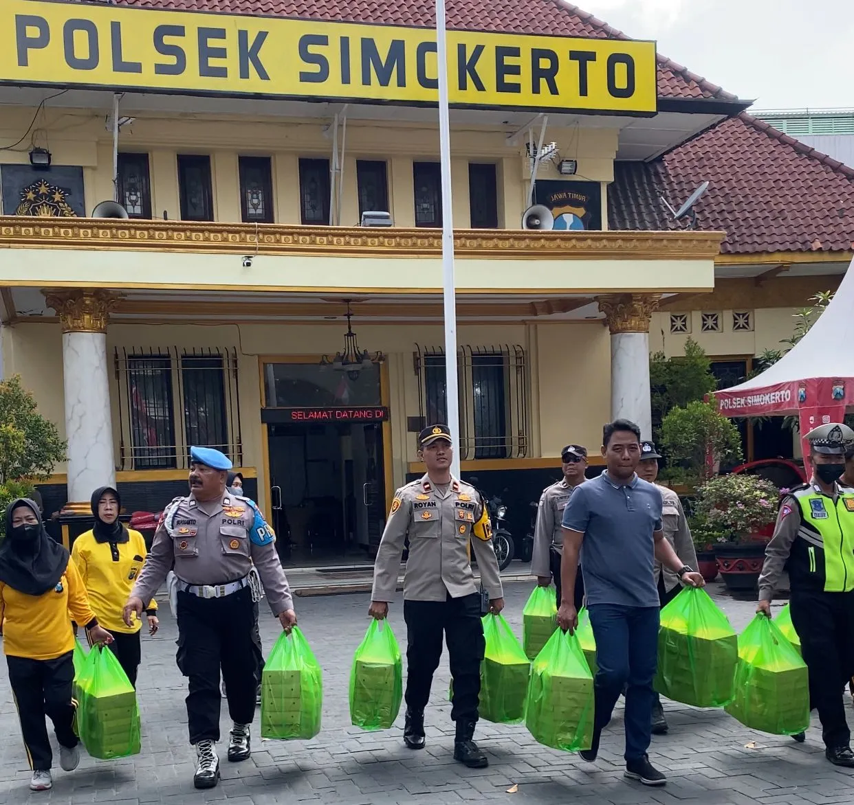 Polsek Simokerto Bagikan 200 Nasi Kotak Kepada Masyarakat di Jumat Berkah