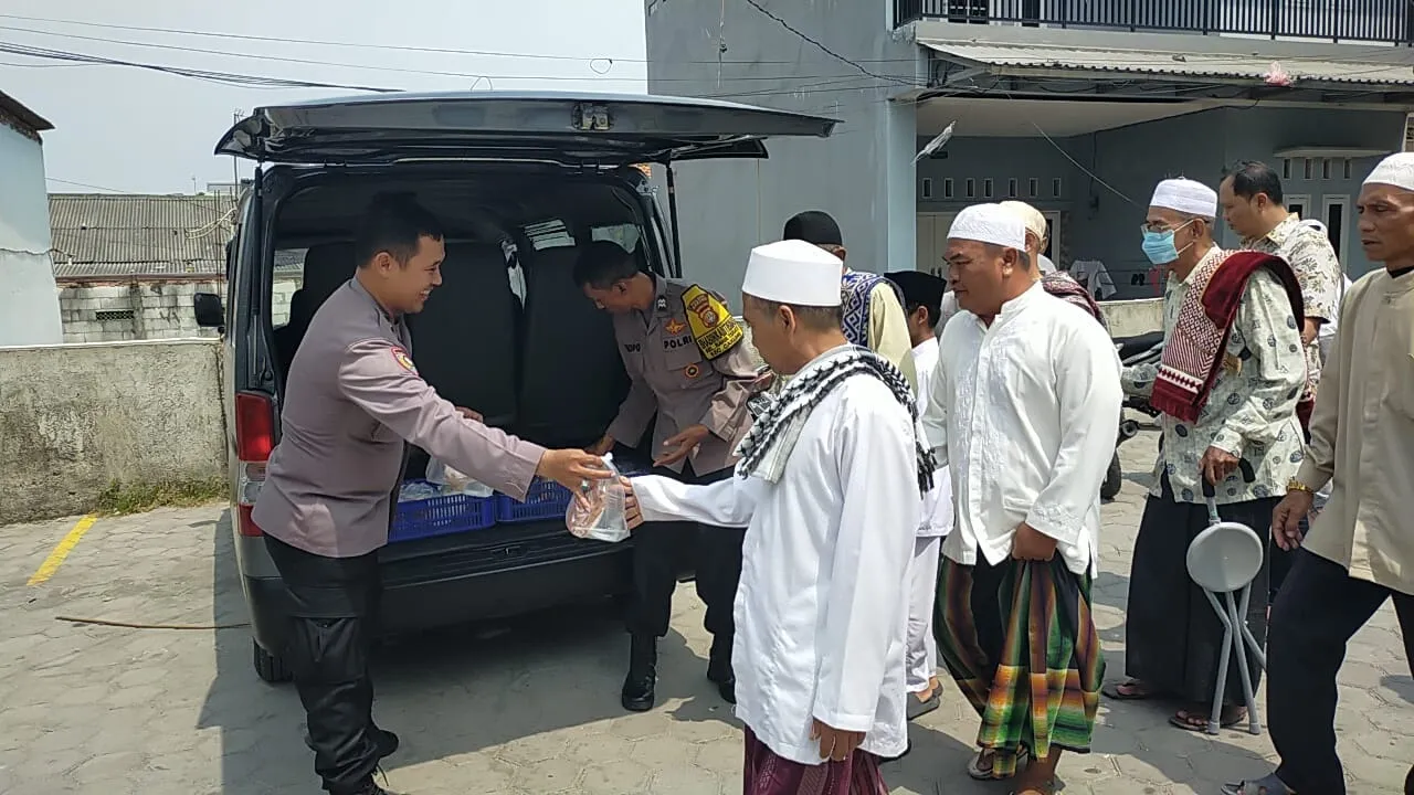 Polsek Cakung Bagikan Snack dan Air Mineral Kepada Jamaah Sholat Jumat Dalam Jumat Berkah 
