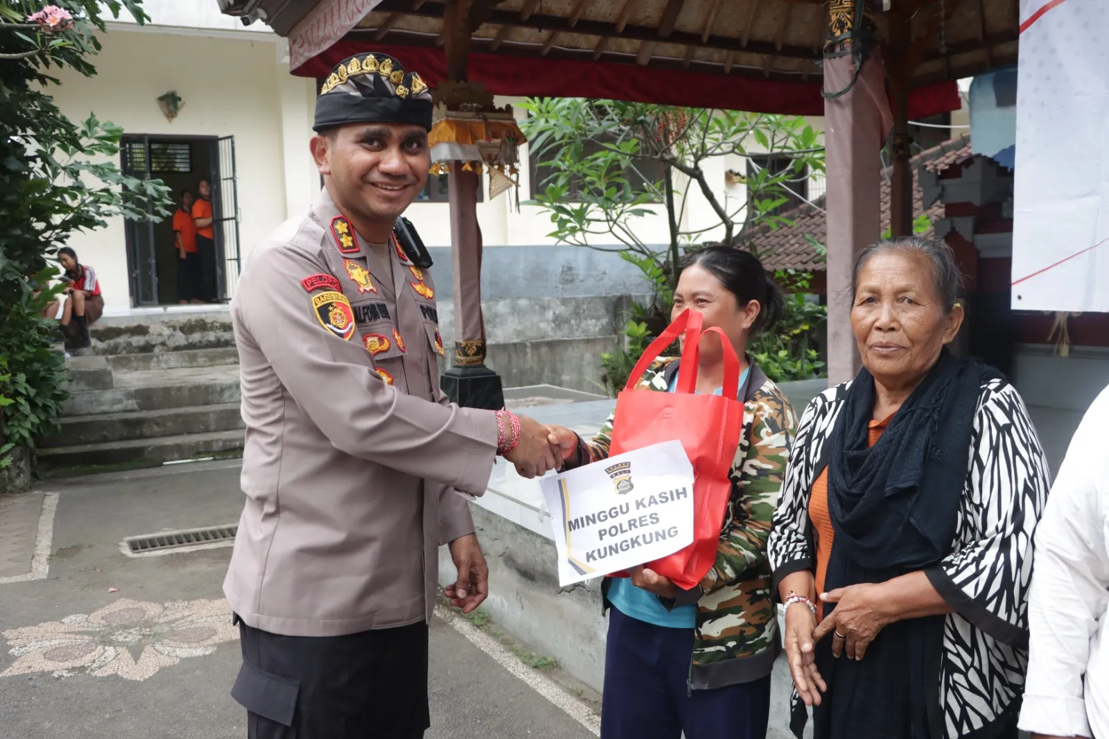Kapolres Klungkung Gelar Minggu Kasih Sebagai Wadah Silaturahmi Dengan Masyarakat di Wilayah Banjarangkan