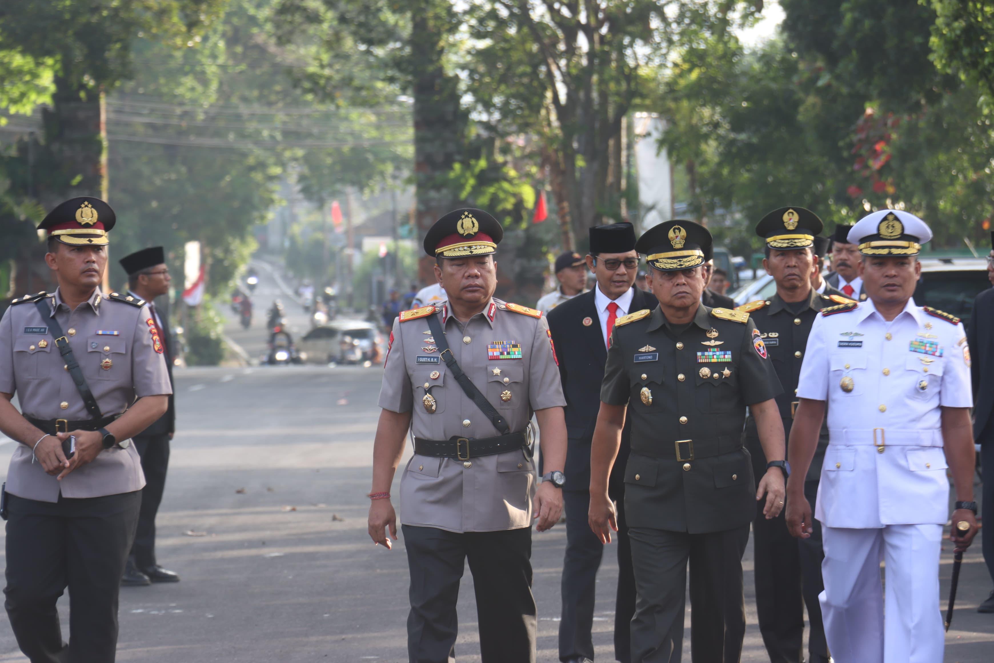 Memperingati Hari Jadi Provinsi Bali ke-66 Wakapolda Bali Laksanakan Tabur Bunga