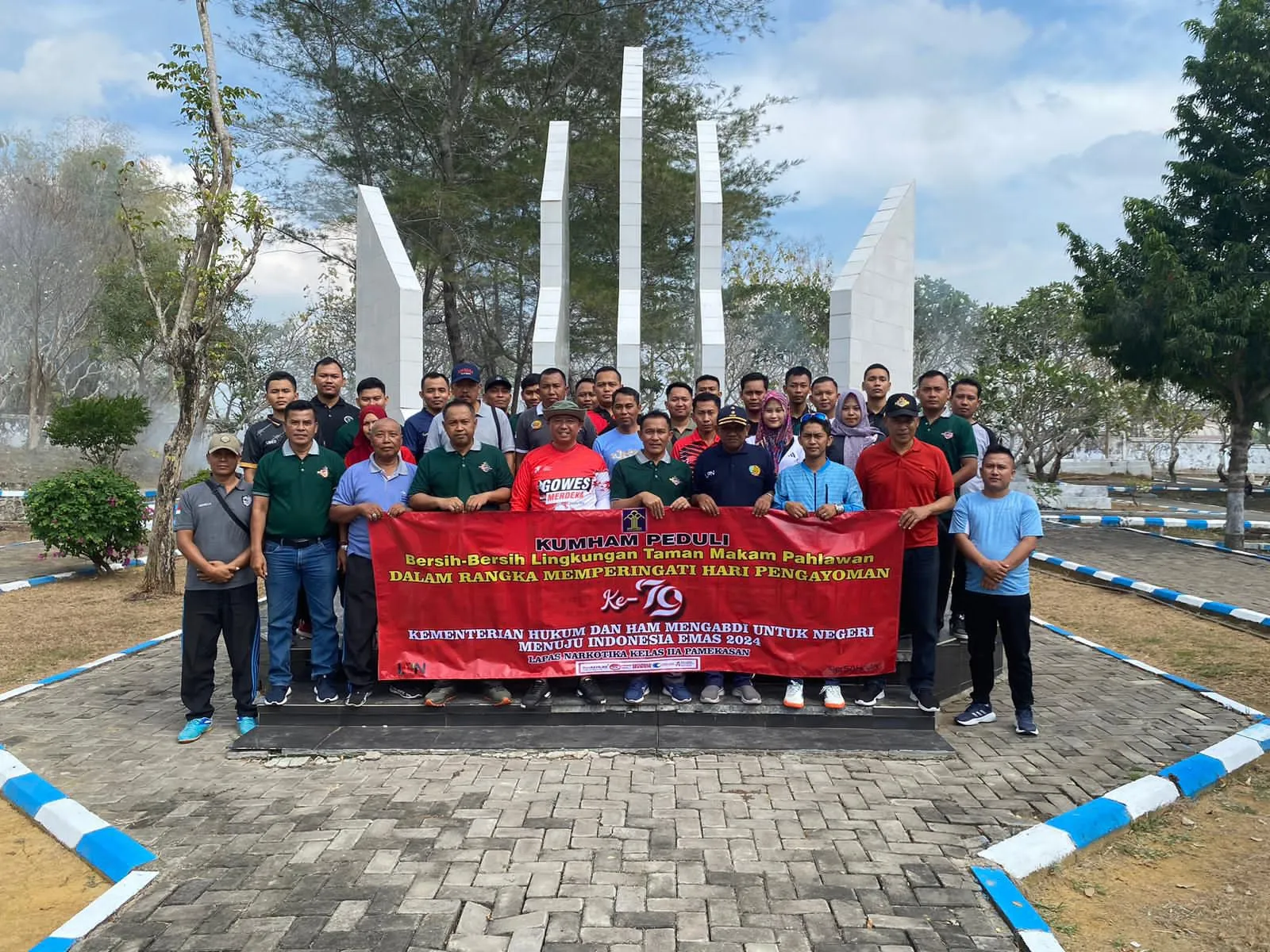 Lapas Narkotika Kelas IIA Pamekasan Kanwil Kemenkumham Jatim Kembali Gelar Giat Bersih-Bersih Taman Makam Pahlawan