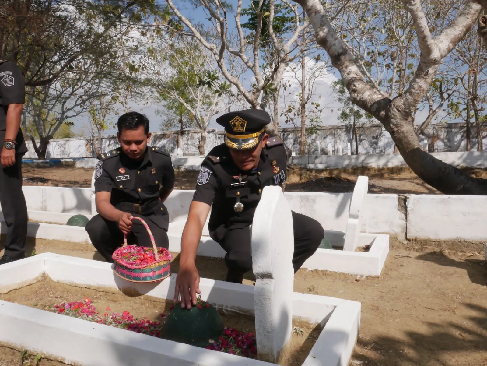 Semarak HUT RI ke-79 dan Hari Pengayoman Lapas Narkotika Kelas IIA Pamekasan Gelar Ziarah dan Upacara Tabur Bunga di TMP Panglegur