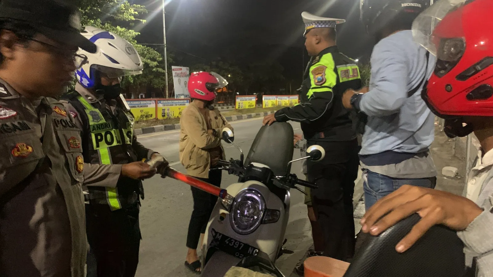 Jelang Pilkada 2024, Polres Pelabuhan Tanjung Perak Gelar Patroli Skala Besar Gabungan TNI - Polri