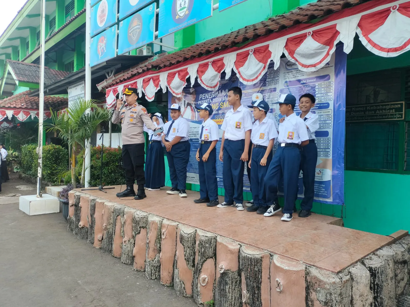 Kapolsek Ciracas Berikan Pembinaan dan Penyuluhan ke Sekolah Dalam Senin Pintar