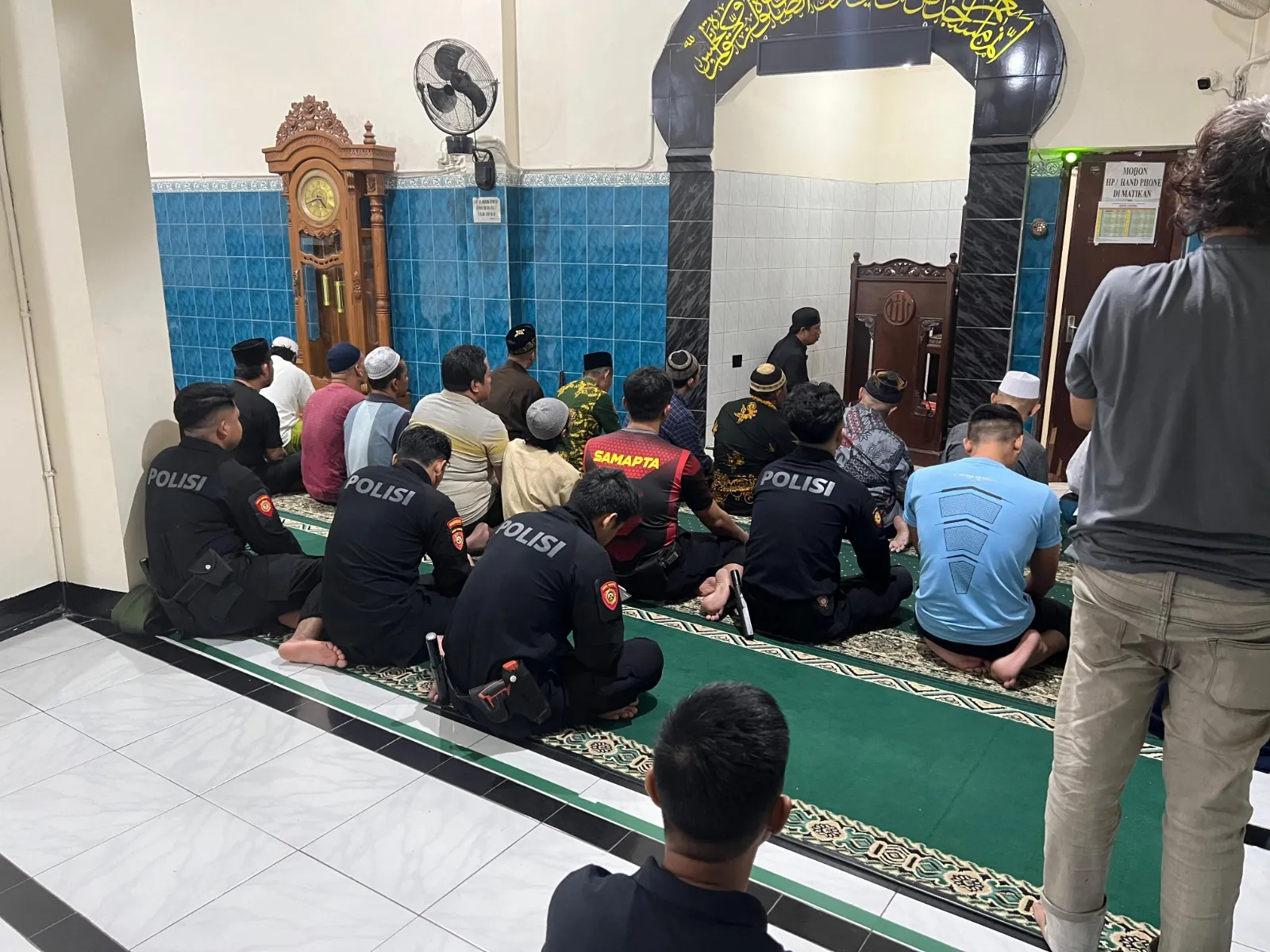Sat Samapta Polrestabes Surabaya Gelar Sholat Subuh Berjamaah Untuk Colling System Menjelang Pilkada