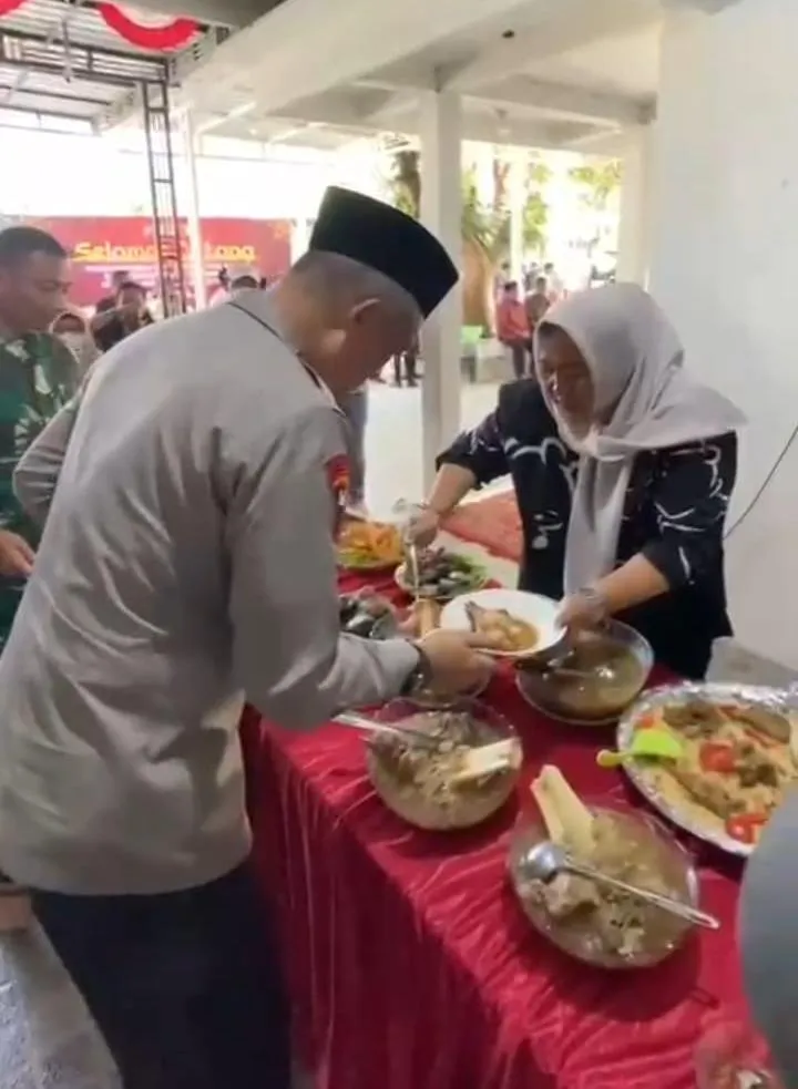 Kapolda Jatim Serta Jajarannya Makan Siang di Rumah Makan Bunda Vivin Sampang - Madura