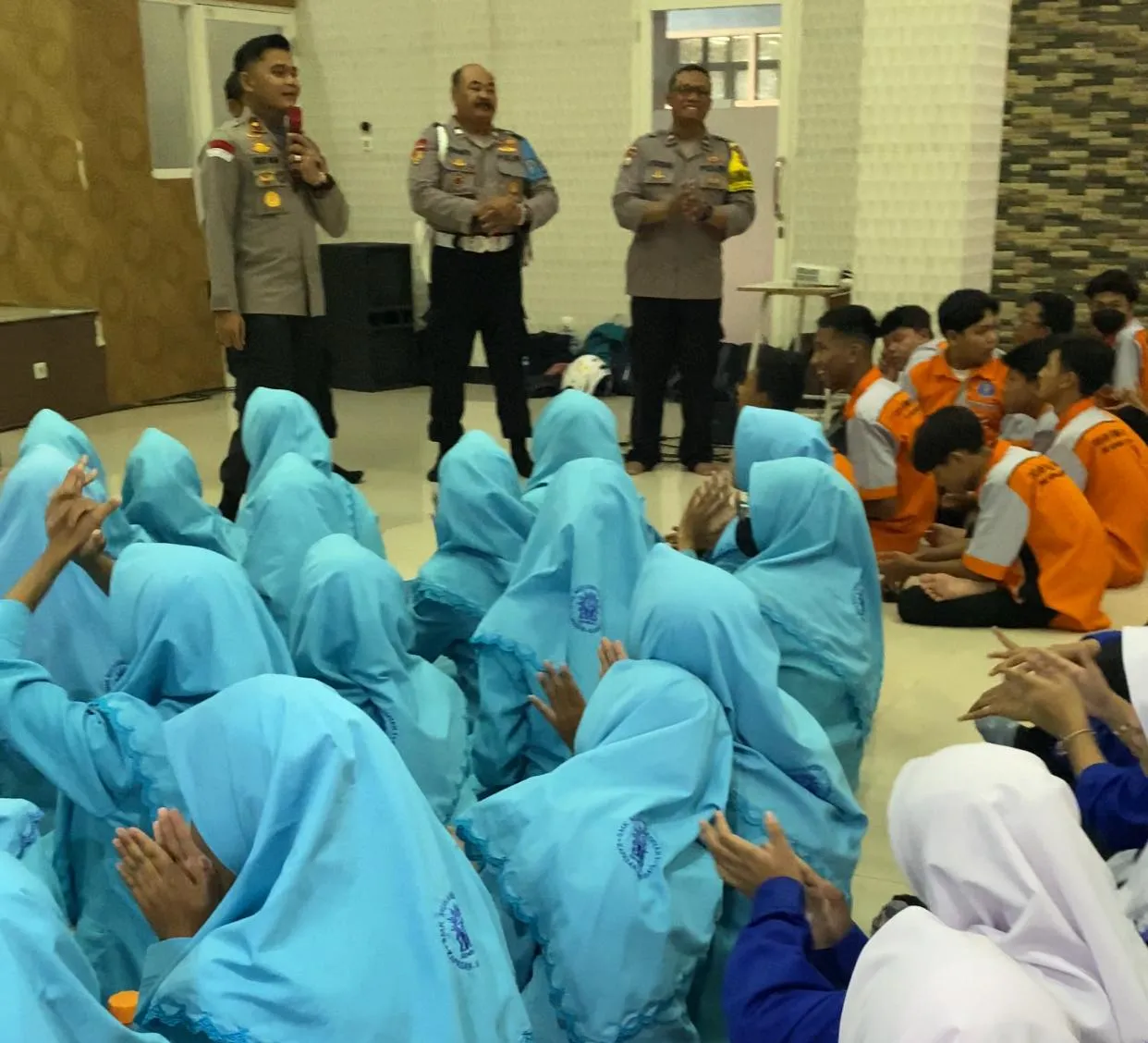Cegah Salah Pergaulan Kapolsek Simokerto Penyuluhan Kenakalan Remaja dan Judi Online ke Sekolahan