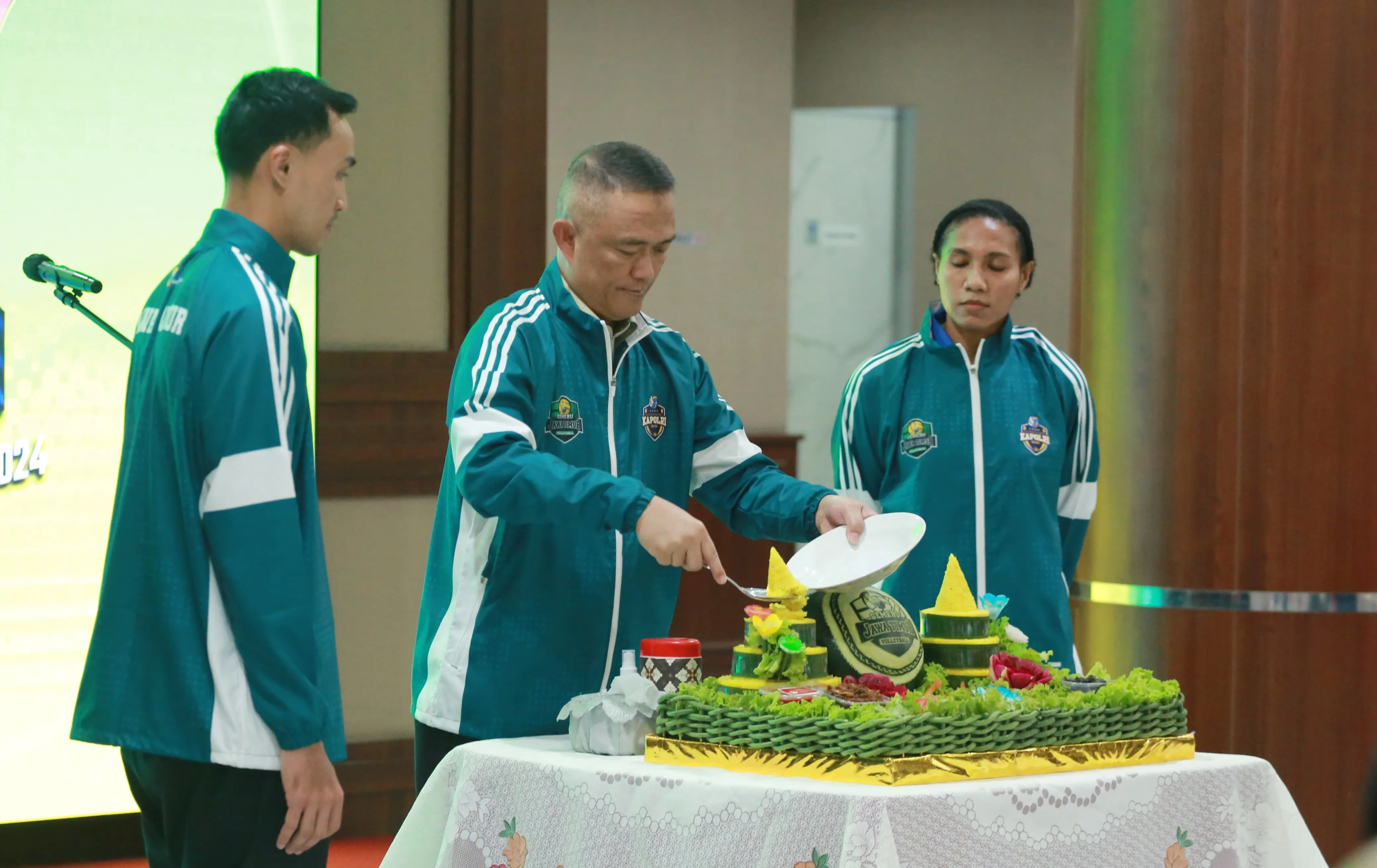Kapolda Jatim Berangkatkan Tim Bola Voli Ikuti Turnamen Kapolri Cup 2024 di Jabar