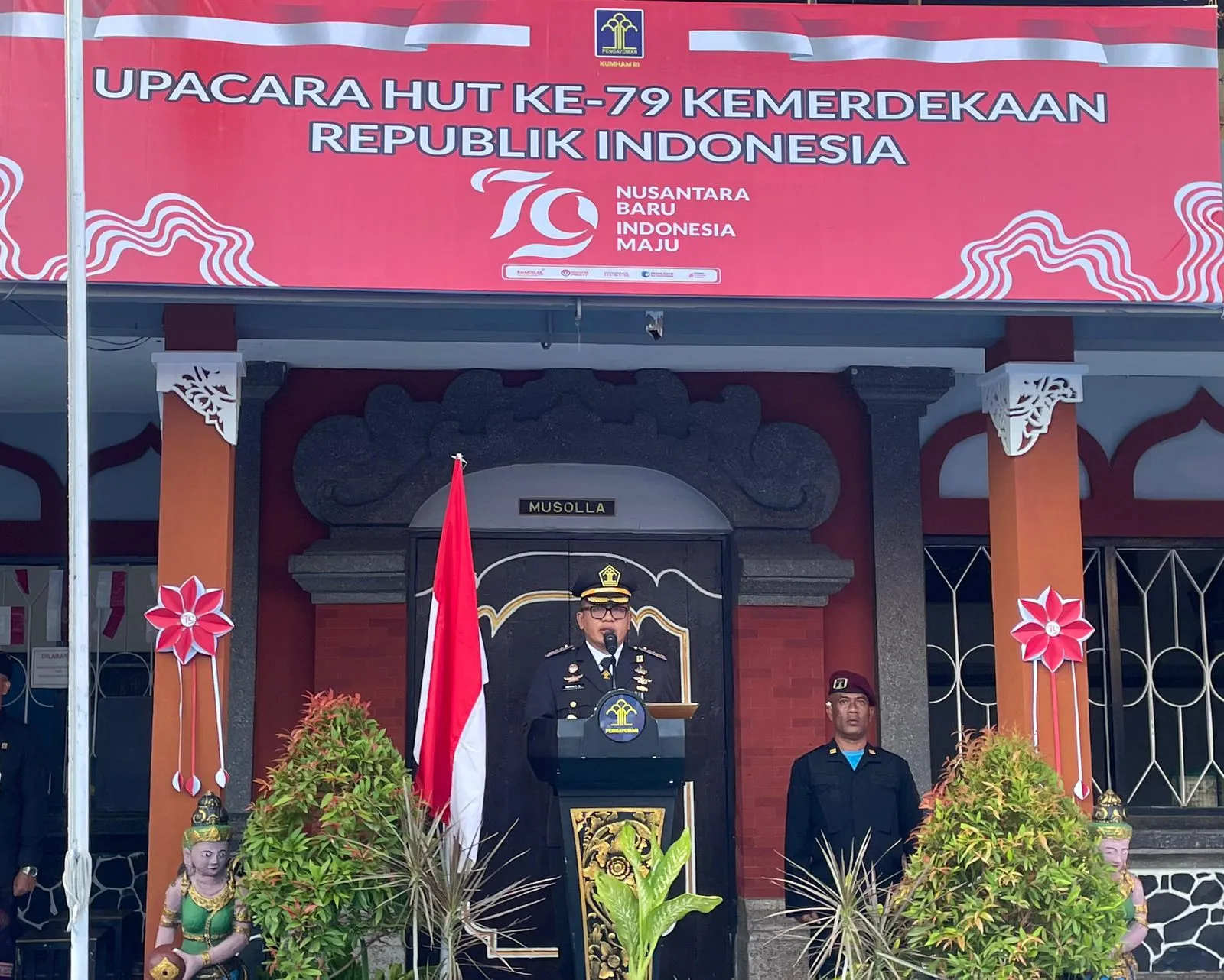 Lapas Kelas IIB Singaraja Gelar Upacara Bendera Peringati HUT RI ke-79 dan Penyerahan Tanda Kehormatan