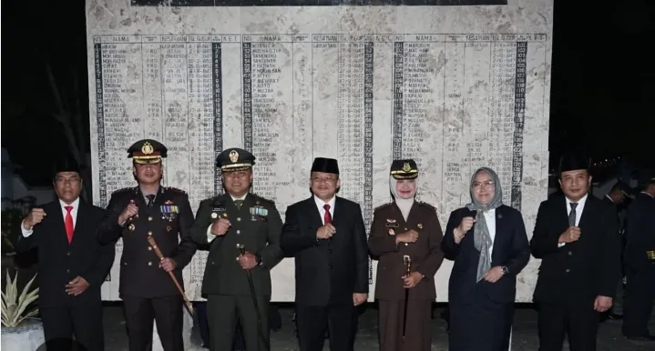 PJ Bupati Sampang Laksanakan Apel Kehormatan dan Renungan Suci di TMP Kusuma Bangsa