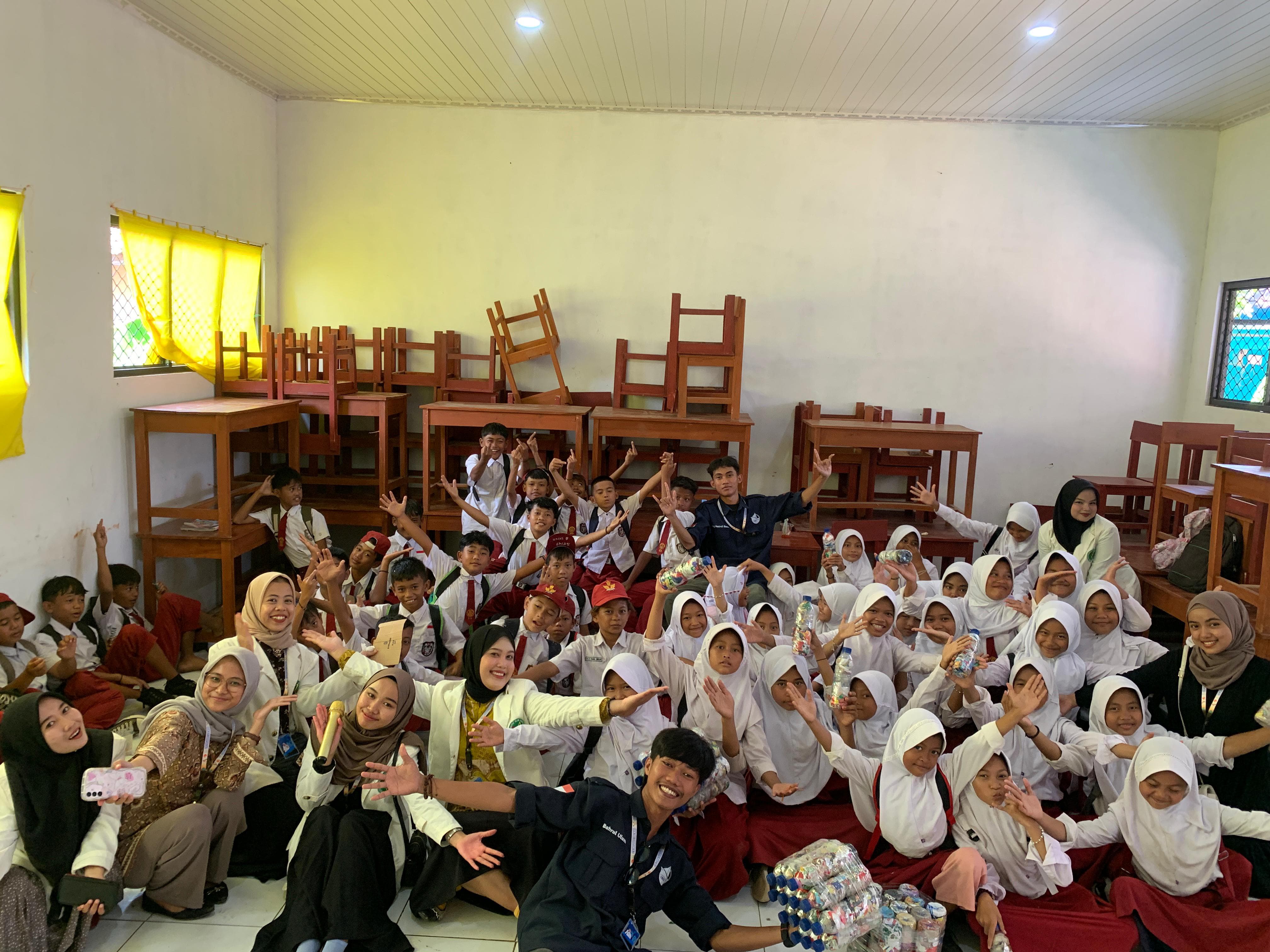 Antusiasme Siswa SDN Sumberjaya 1 Dalam Sosialisasi Ecobrick Membuat Mahasiswa Kukerta UIN SMH Banten Semakin Bersemangat