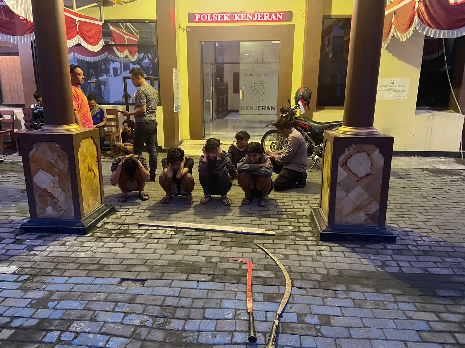 Tim Respon Cepat Polrestabes Surabaya Tangkap Enam Kelompok Gengster, Tim Spontan