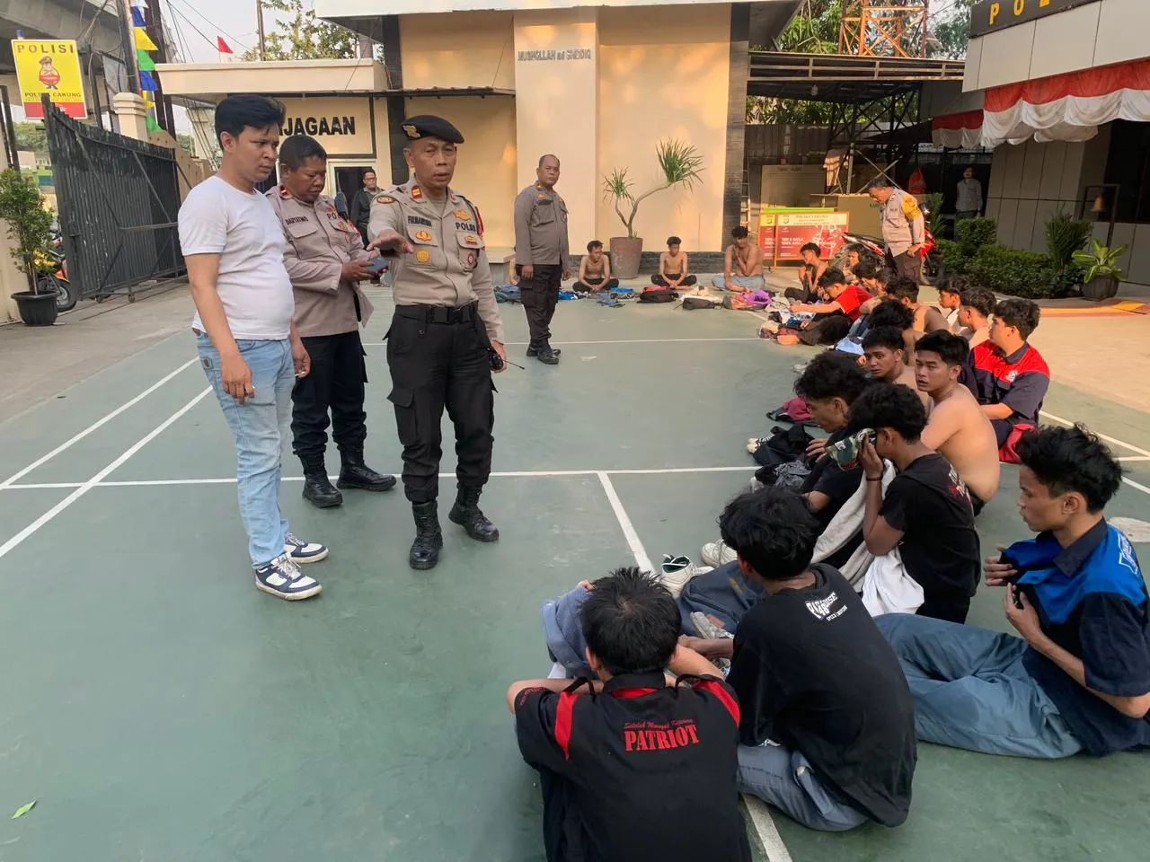 Polisi Amankan Puluhan Pelajar Dalam Penyekatan Massa Demo Yang Mengarah ke Gedung DPR/MPR RI di Cakung