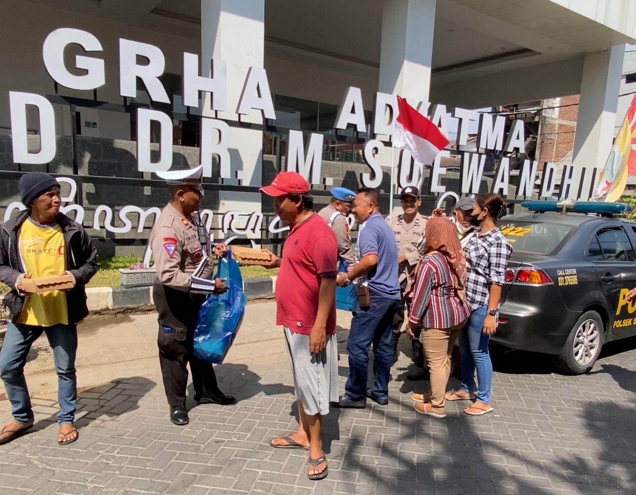 Polsek Simokerto Patroli Antisipasi Kejahatan Sambil Bagikan 300 Kotak Makanan Gratis