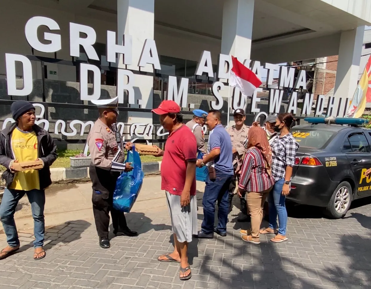 Polsek Simokerto Patroli Antisipasi Kejahatan Sambil Bagikan 300 Kotak Makanan Gratis
