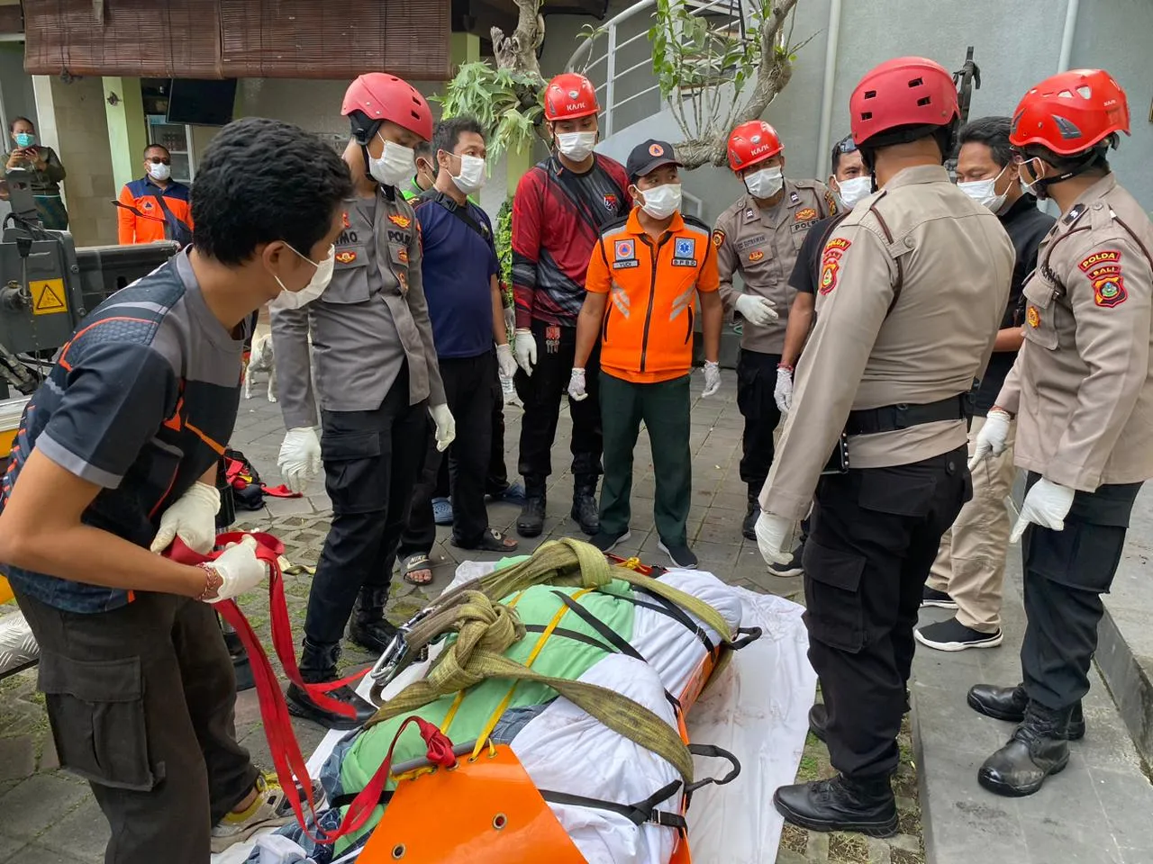 Tim Sar Polda Bali Evakuasi Korban Meninggal di Penginapan Pondok Asri