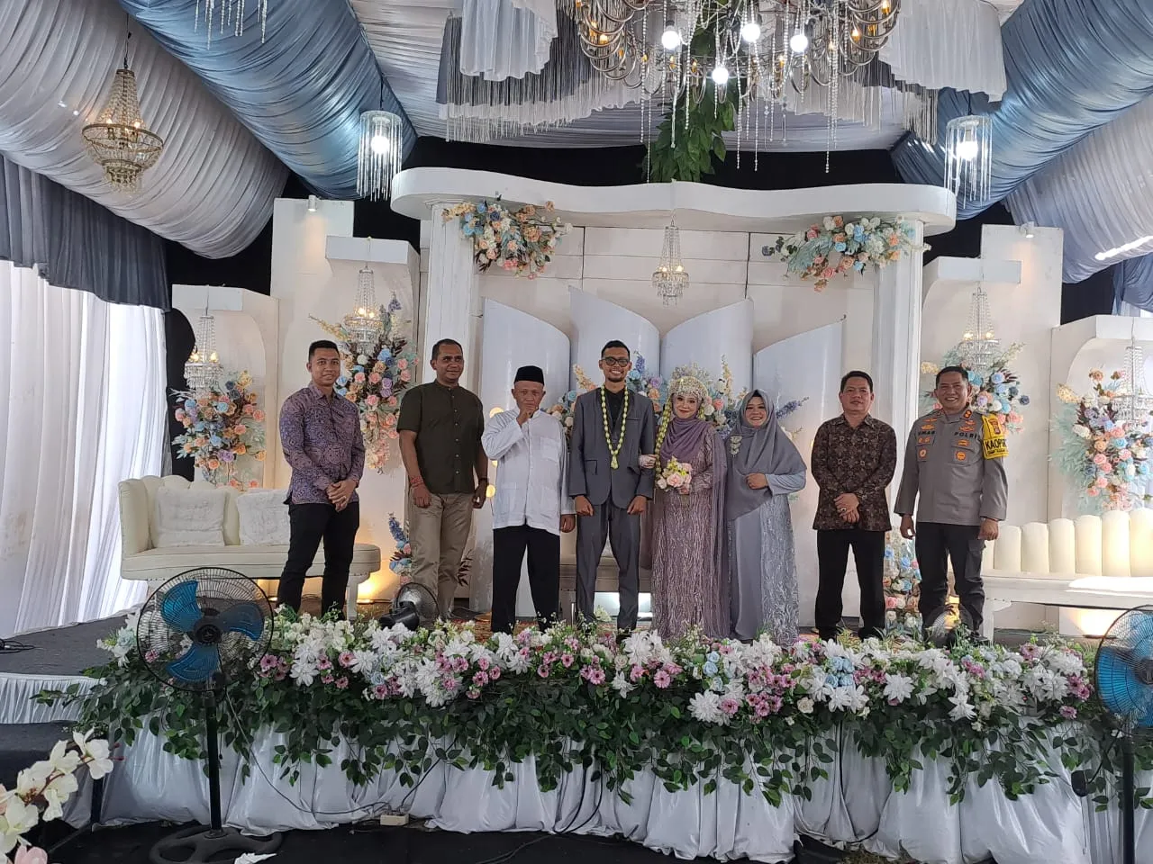 Penuh Rasa Kekeluargaan Kapolres Klungkung Hadiri Pernikahan Warga