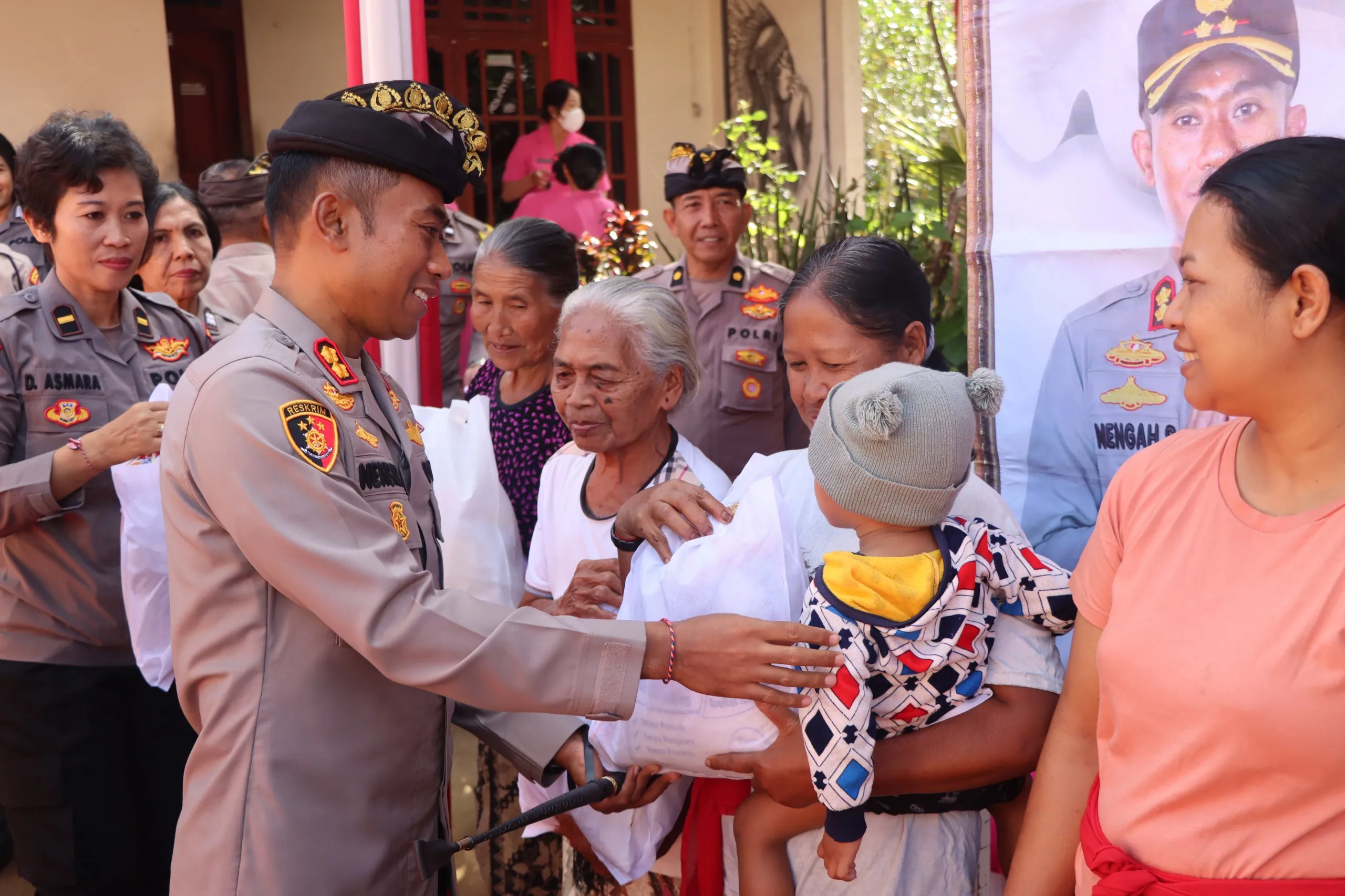 Kapolres Karangasem Ajak Masyarakat Jaga Keamanan Pilkada Melalui Giat Minggu Kasih