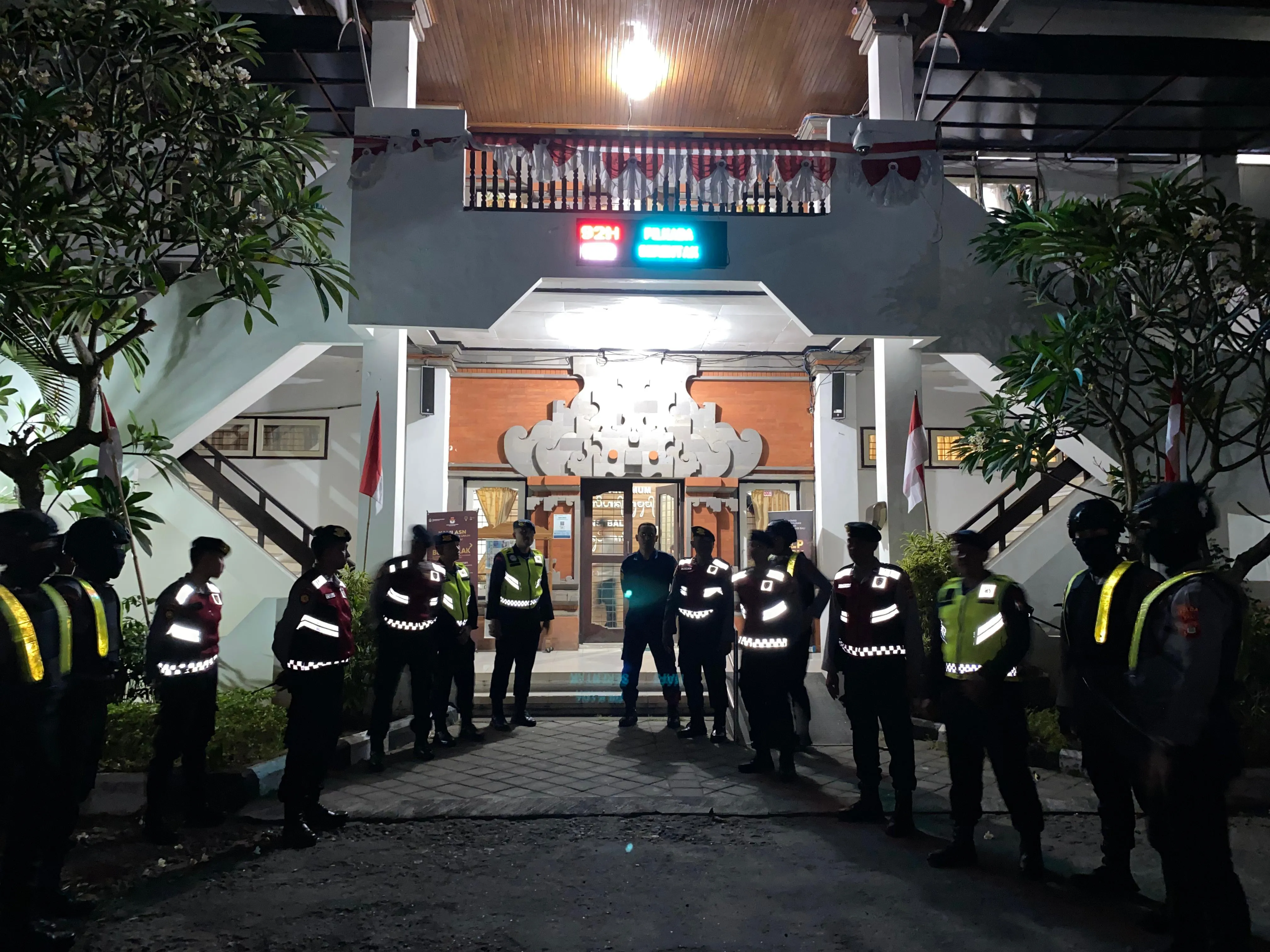 Tahap Pendaftaran Cagug-Cawagub Bali Satgas OMP Pereketat Pengamanan Kantor KPU dan Bawaslu