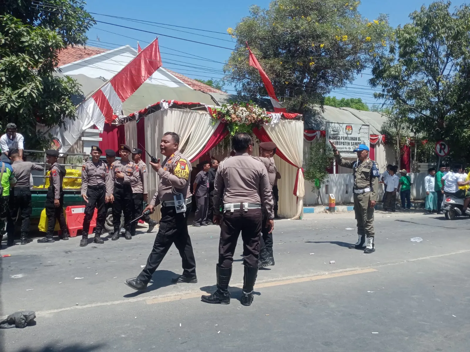 Jajaran Sat Lantas Polres Sampang Laksanakan Pengamanan Jalan Depan Kantor KPU Kabupaten Sampang