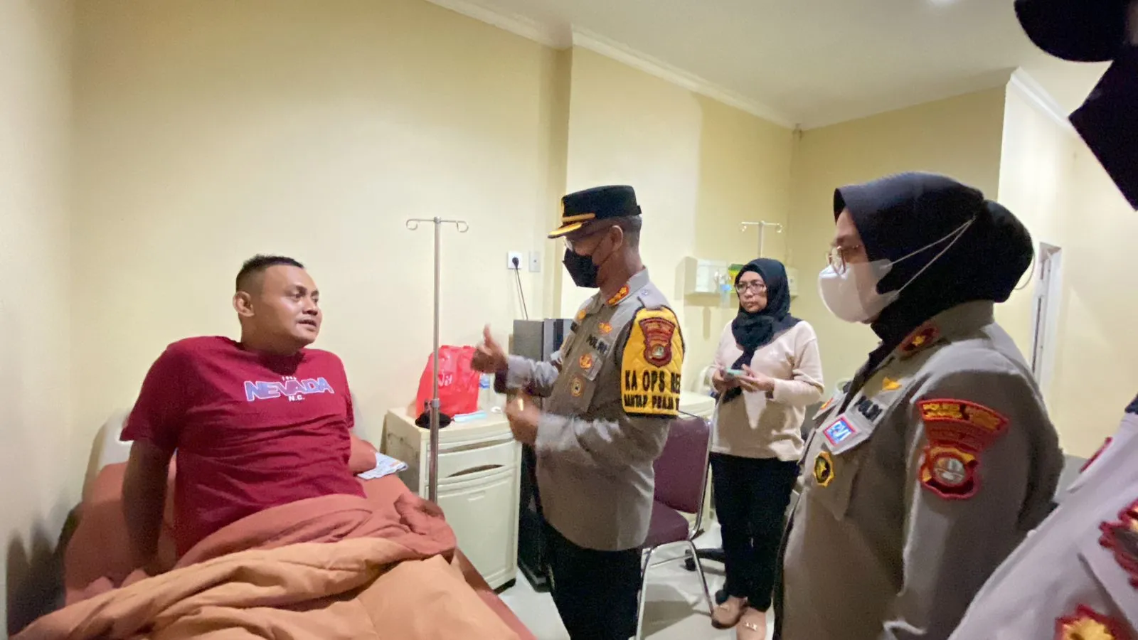 Kapolres Metro Jaktim Besuk Anggota Yang Terbaring Sakit di RS Polri Kramatjati
