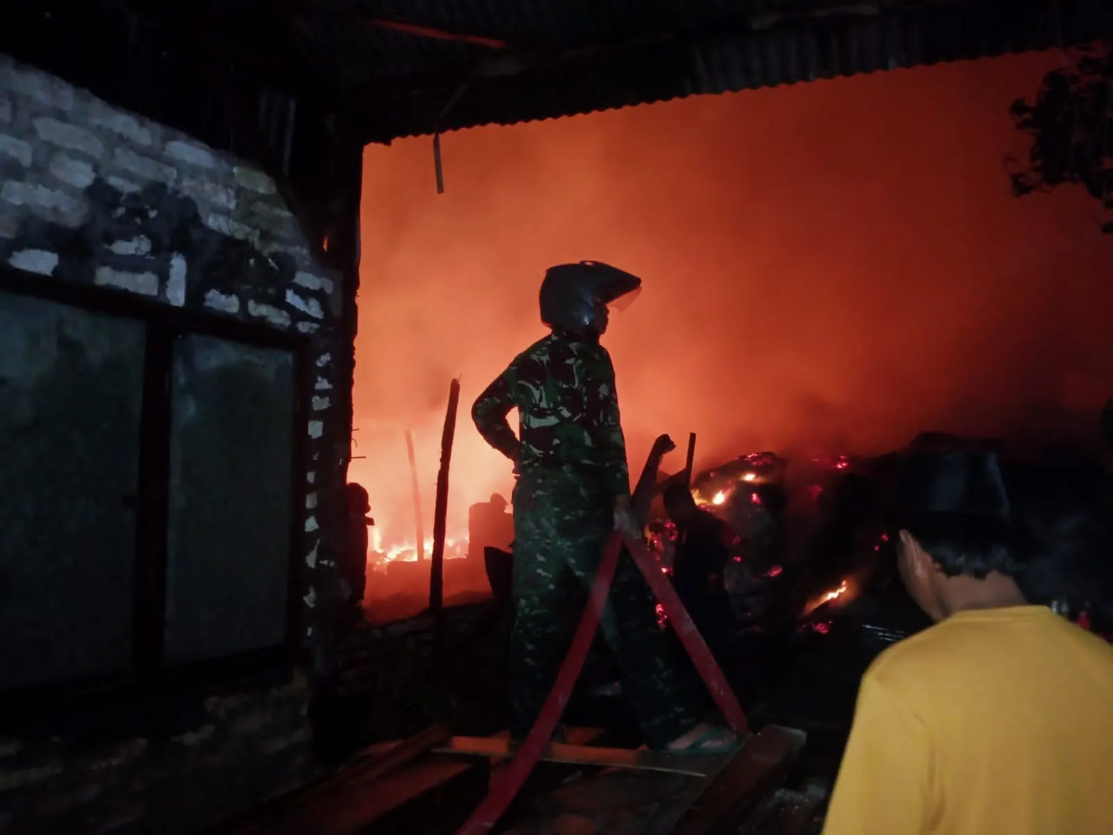 Tempat Penampungan Barang Rongsokan di Jalan Kusuma Bangsa Dilalap Sijago Merah Depan Cafe Kopi Sultan
