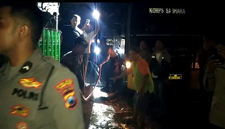 Mobil Water Cannon Polres Sampang Bantu Dinas Damkar Padamkan Kebakaran