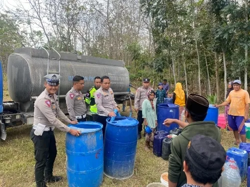 Hari Lalu Lintas Bhayangkara ke-69, Satlantas Polres Bangkalan Bagikan 10 Tangki Air Bersih