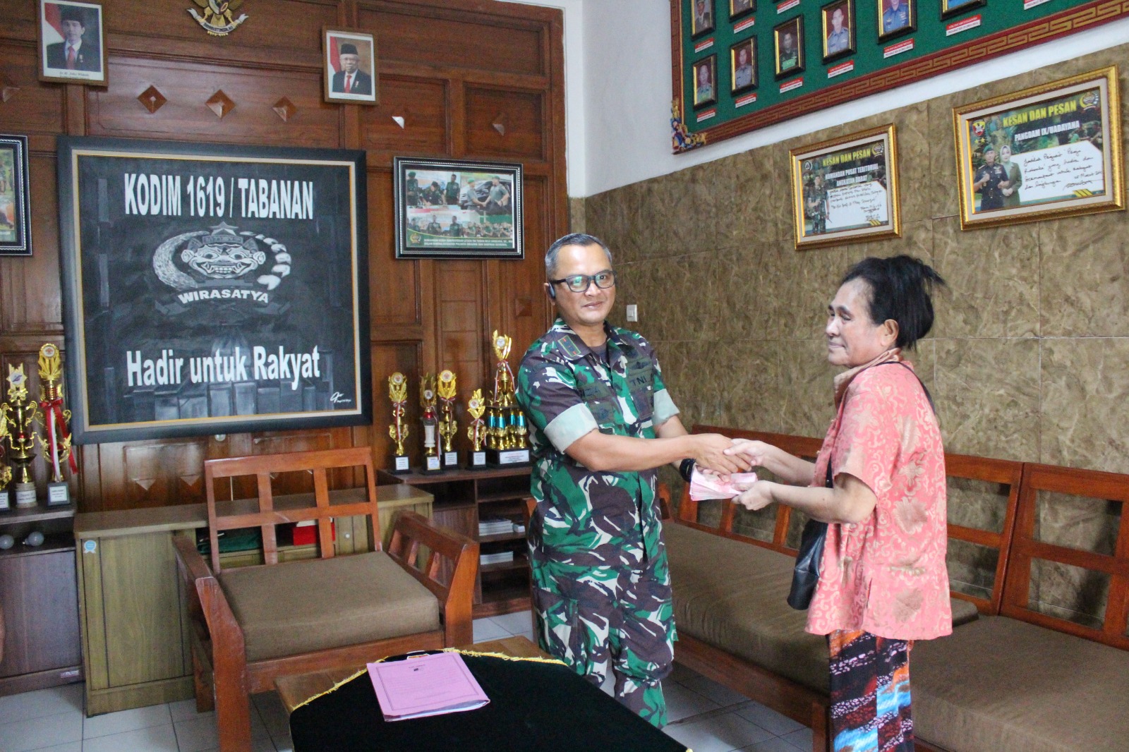 Dandim 1619/Tabanan Letkol Inf Riza Taufiq Hasan, S.I.P., Serahkan Dana Santunan Watzah Kepada Ahli Waris