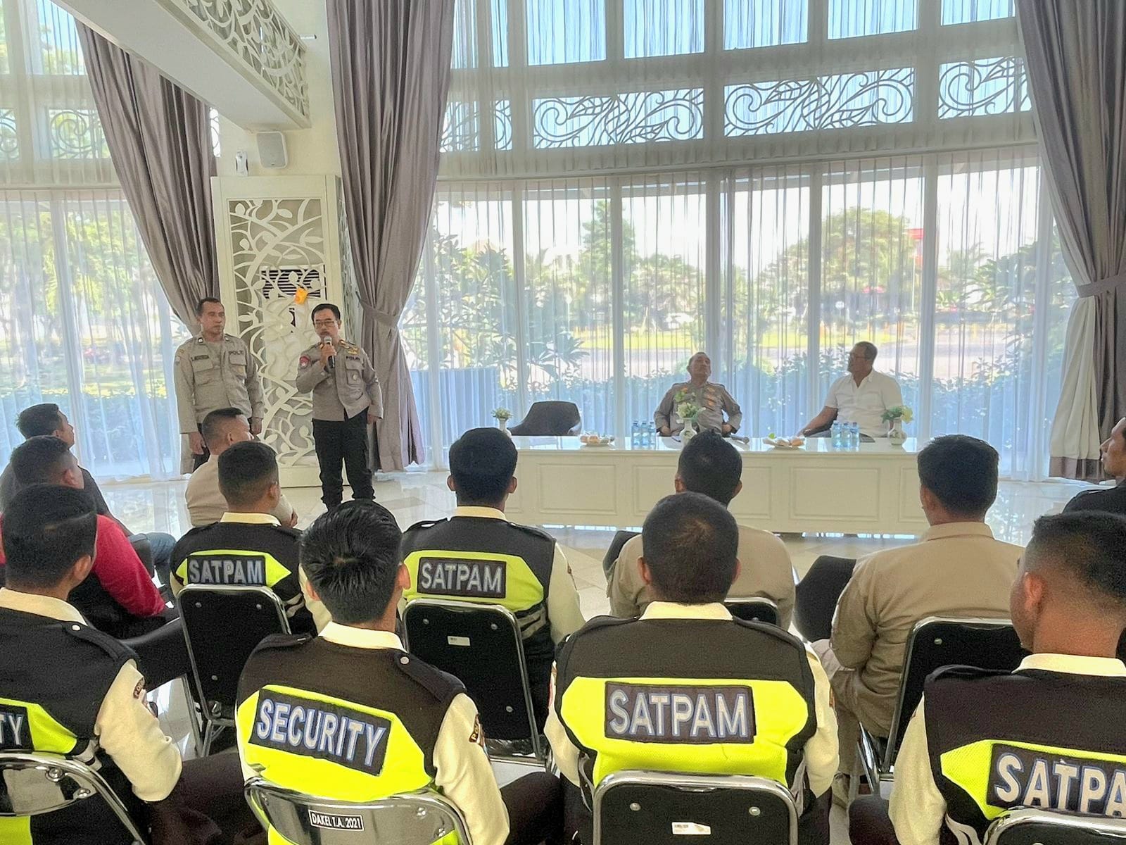 Antisipasi Berita Hoax Menjelang Pilwali 2024, Kasat Binmas Polrestabes Surabaya Gelar Pembinaan Satpam di Pakuwon City