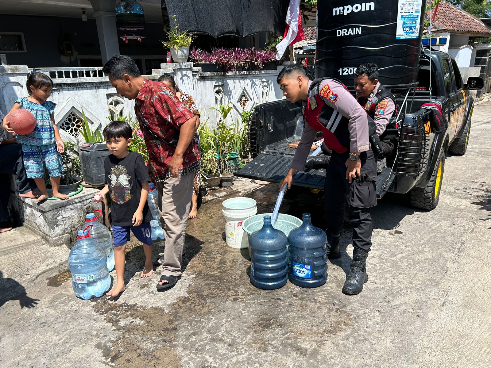 Polres Lumajang Penuhi Kebutuhan Air Bersih Warga Dampak Kemarau Dengan Samapta Berbagi
